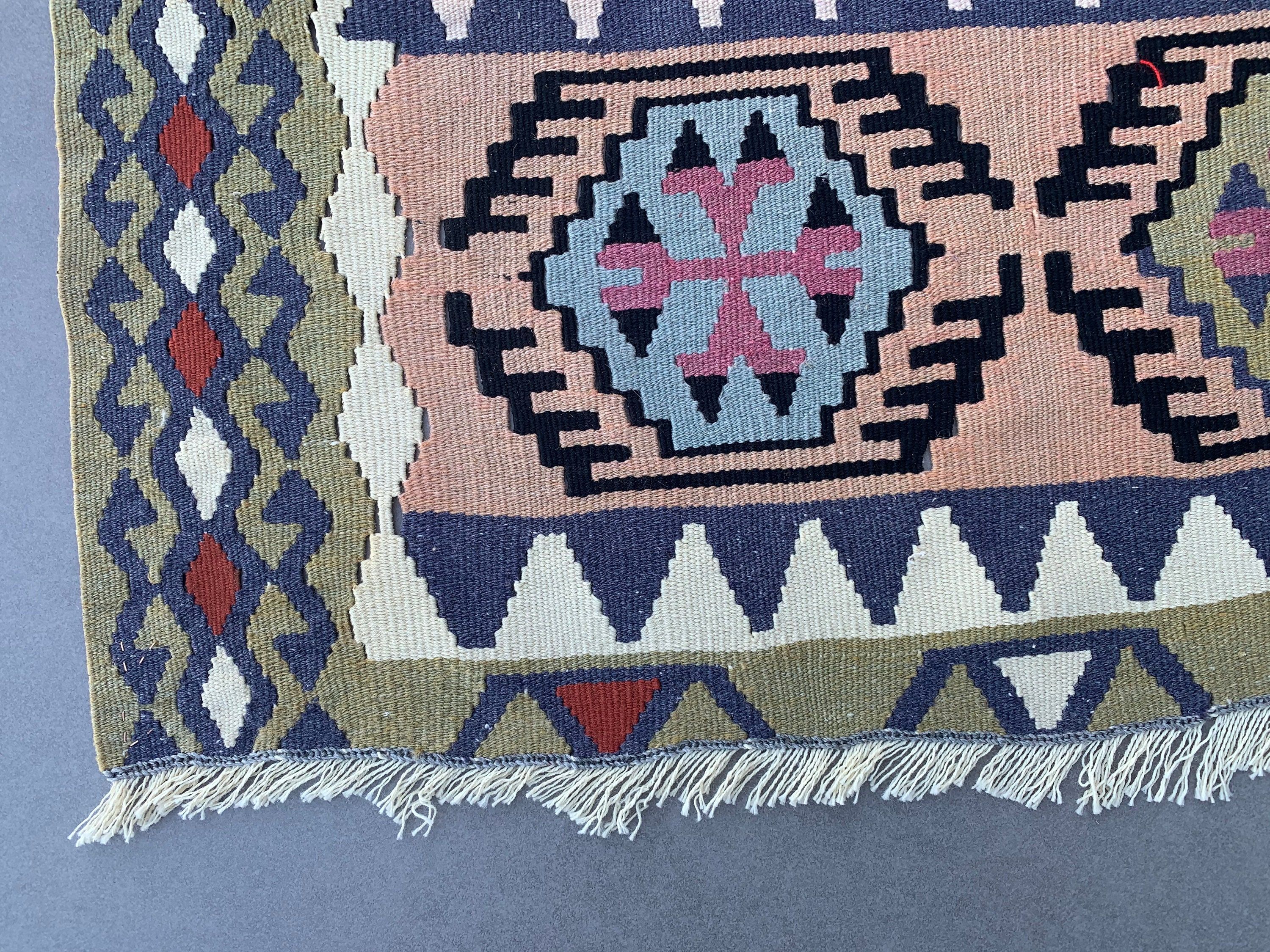 Vintage Halı, Antika Halı, Kilim, 3.2x5 ft Aksan Halısı, Ofis Halısı, Yatak Odası Halısı, Mor Fas Halıları, Anadolu Halısı, Türk Halıları, Giriş Halısı