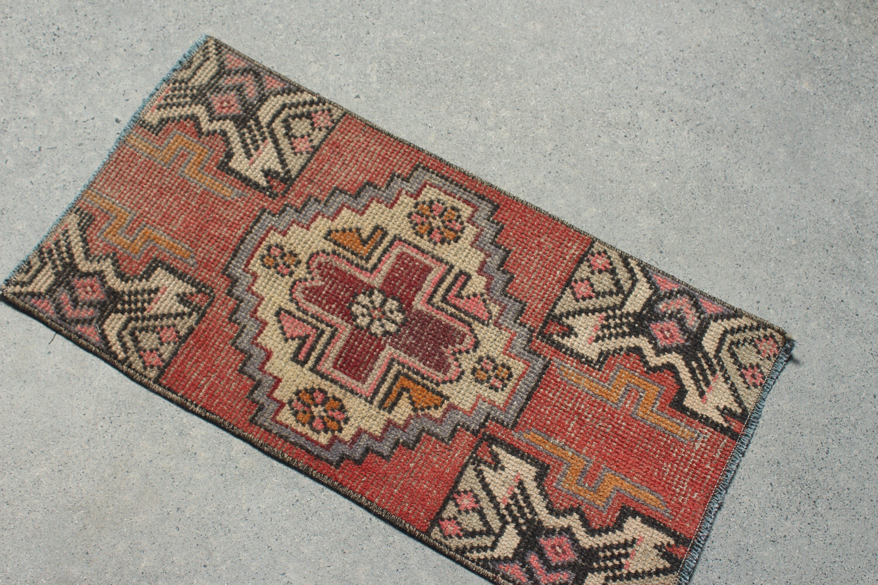 Küçük Dokuma Halılar, Anadolu Halısı, 1.3x2.6 ft Küçük Halılar, Kırmızı Oushak Halısı, Antika Halılar, Vintage Halılar, Yatak Odası Halısı, Türk Halısı, Banyo Halısı