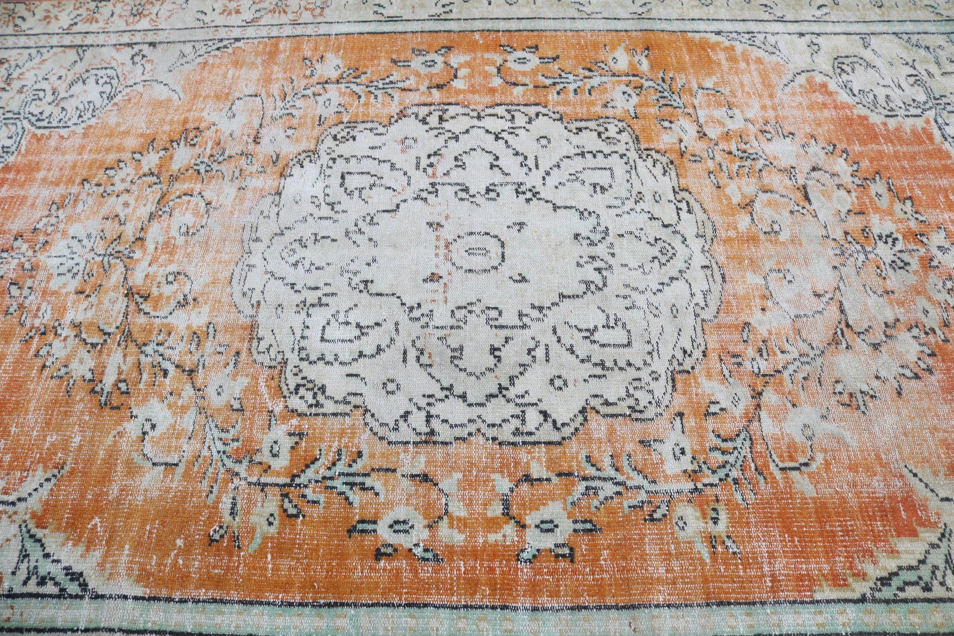 Büyük Vintage Halı, Yatak Odası Halısı, Türk Halısı, 5.6x8.8 ft Büyük Halılar, Antika Halılar, Vintage Halı, Turuncu Anadolu Halıları, Nötr Halılar