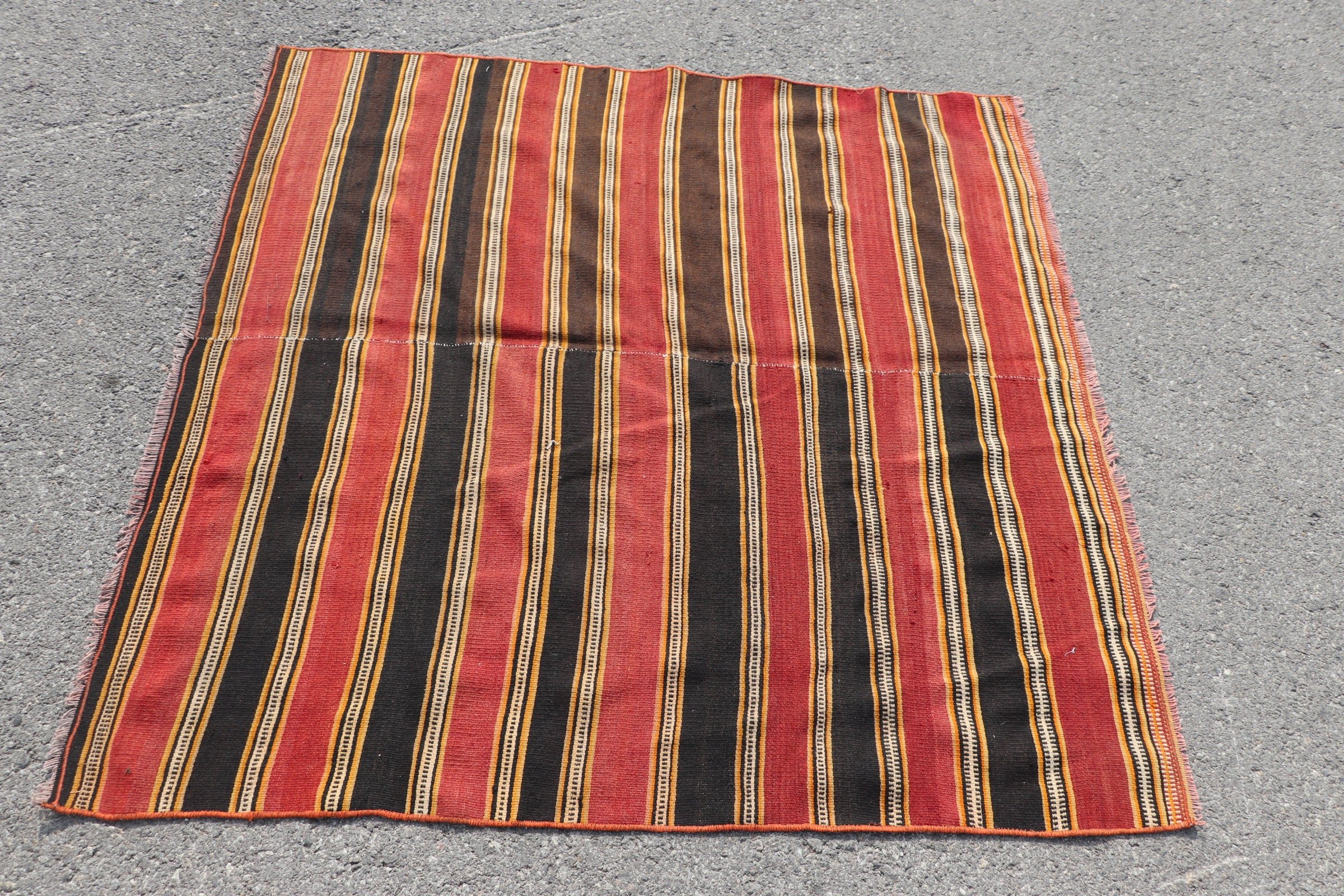 135x131 cm Antre Kilim, Mutfak Kilim, Nostaljik Kilim, Kırmızı Yatak odası Kilim, Uşak Kilim, Giriş Kilim, Giriş Kilim, Giriş Kilim