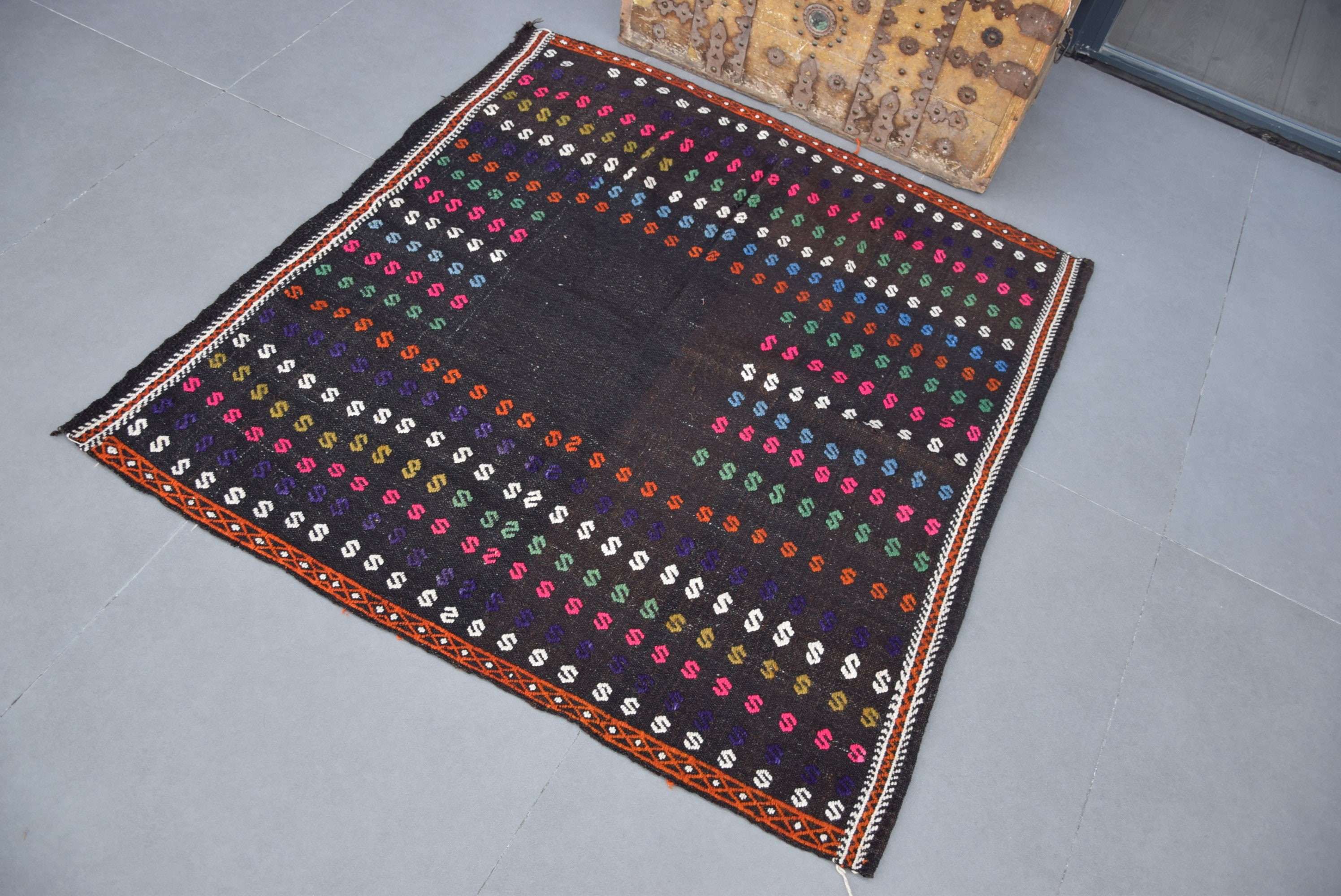 Yer Halıları, Türk Halıları, Yatak Odası Halıları, 3,9x4 ft Aksan Halısı, Soluk Halılar, Siyah Oushak Halısı, Giriş Halıları, Vintage Halı, Giriş Halısı, Kilim