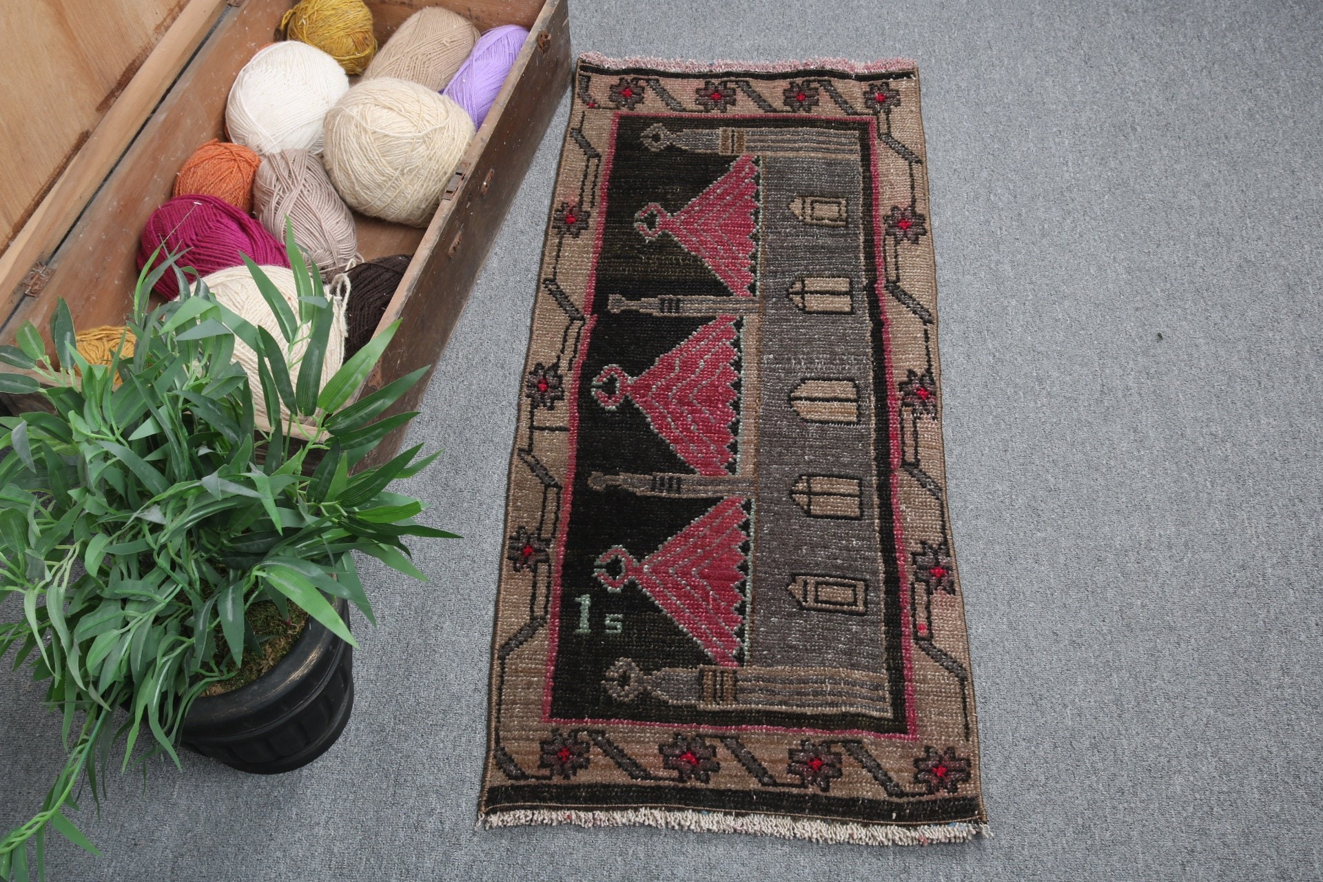 Vintage Halı, Duvara Asılı Halı, Küçük Alan Halısı, 1.5x3.3 ft Küçük Halı, Gri Soğuk Halı, El Yapımı Halı, Oushak Halısı, Türk Halıları, Ev Dekorasyonu Halısı