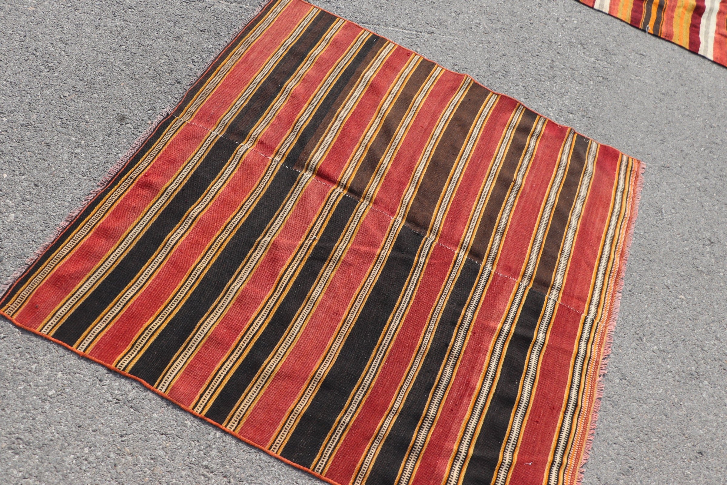 135x131 cm Antre Kilim, Mutfak Kilim, Nostaljik Kilim, Kırmızı Yatak odası Kilim, Uşak Kilim, Giriş Kilim, Giriş Kilim, Giriş Kilim