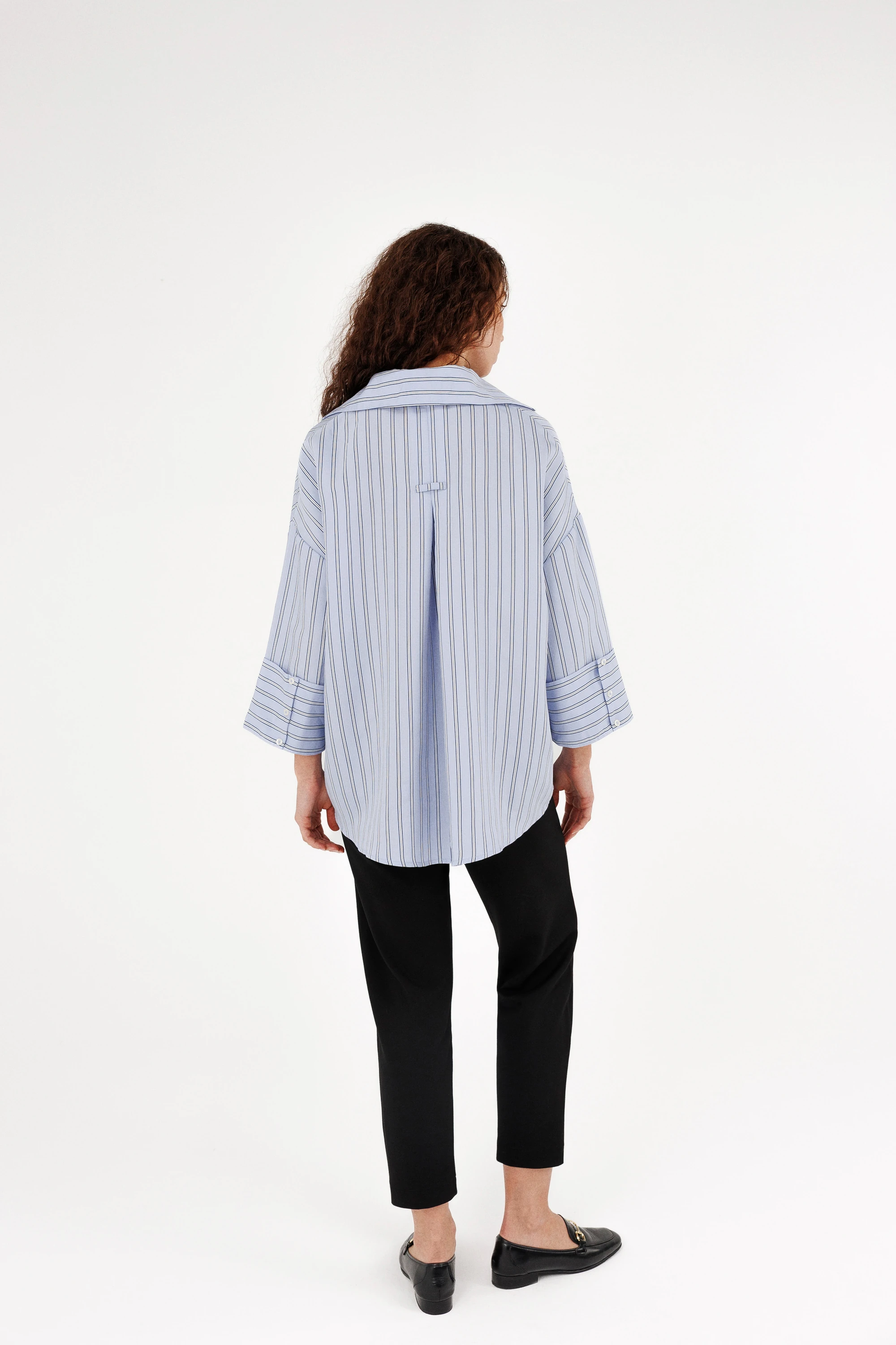 Geniş Kollu V Yaka Gömlek