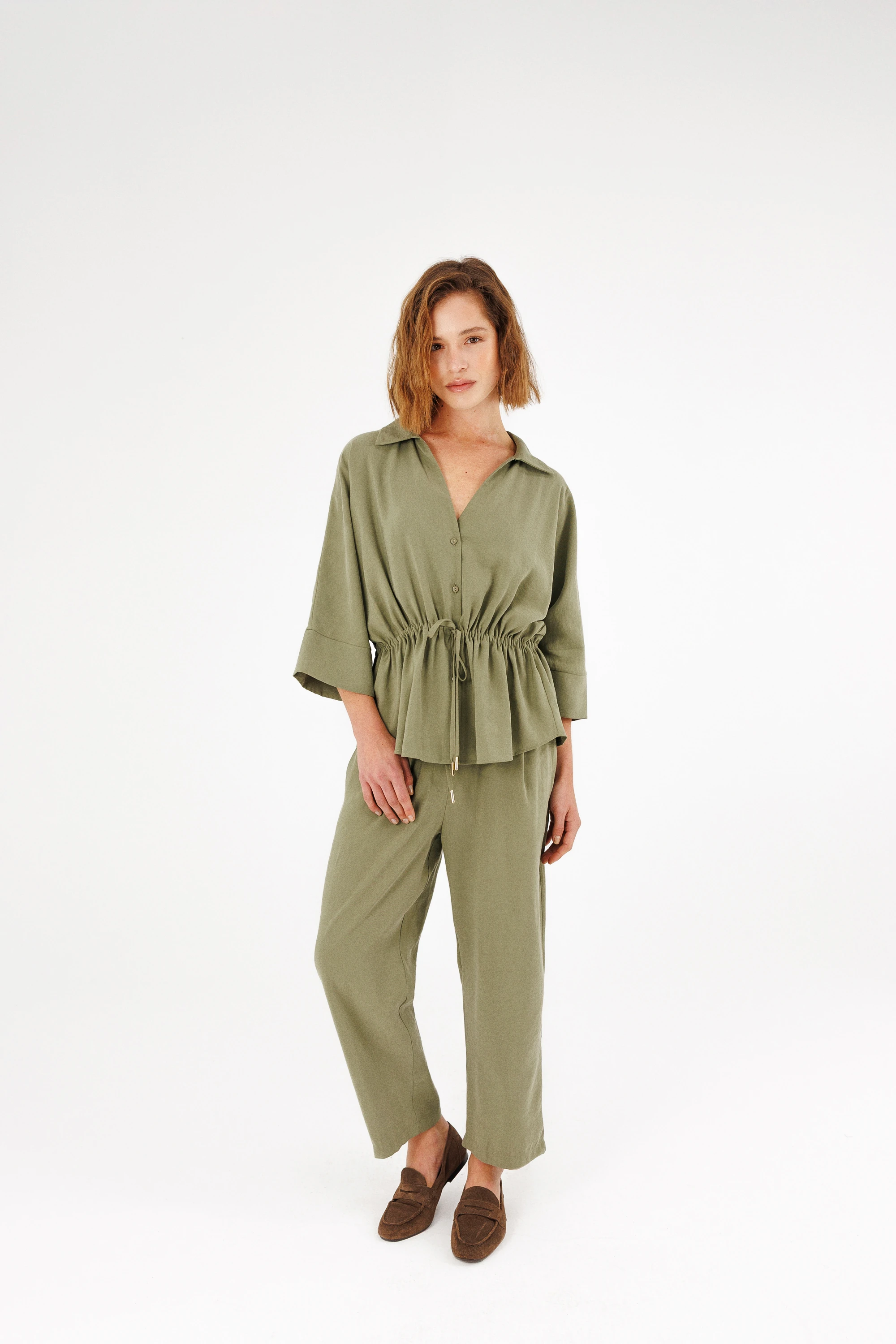 Büzgü Detaylı V yaka Gömlek