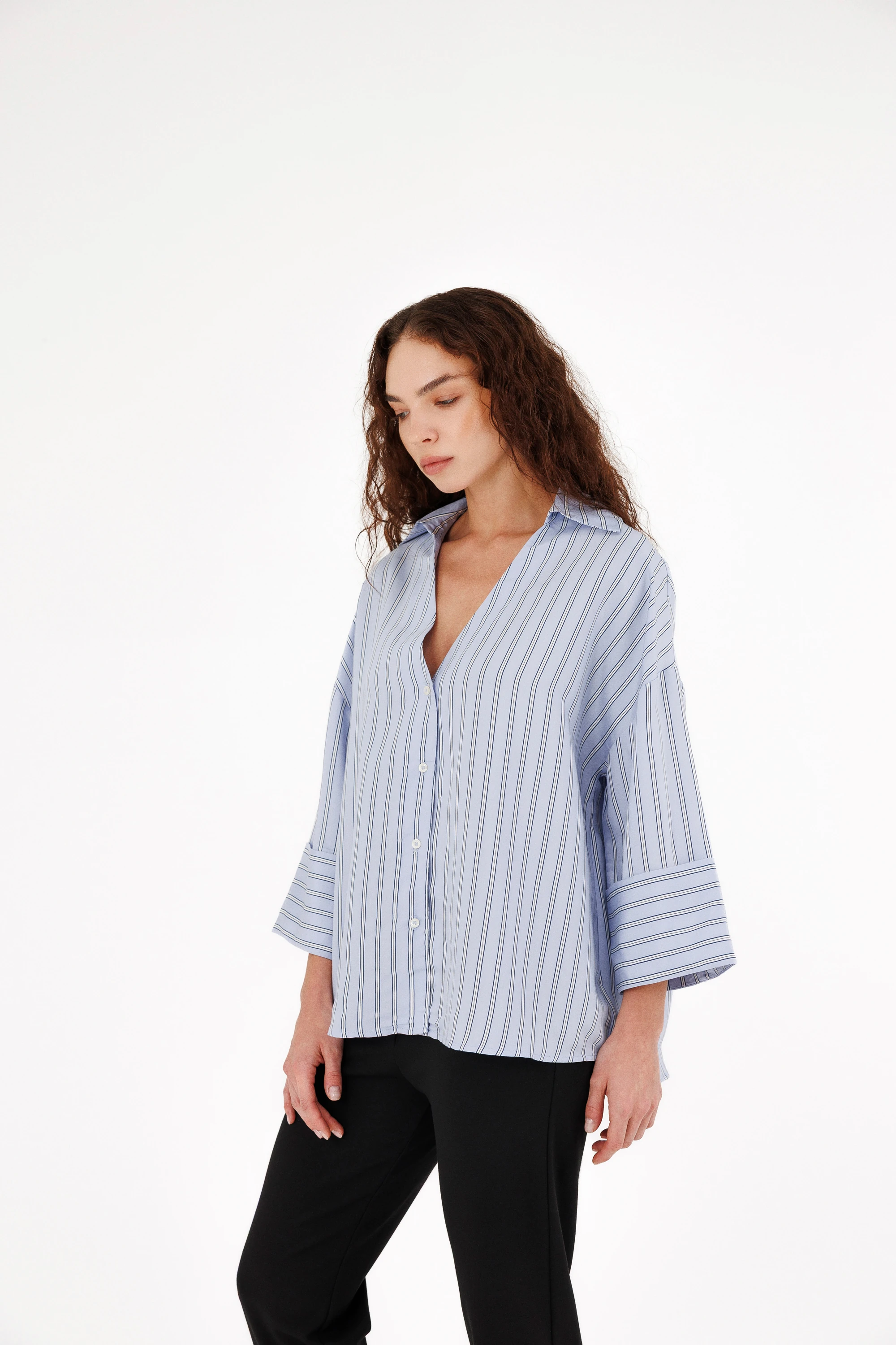 Geniş Kollu V Yaka Gömlek