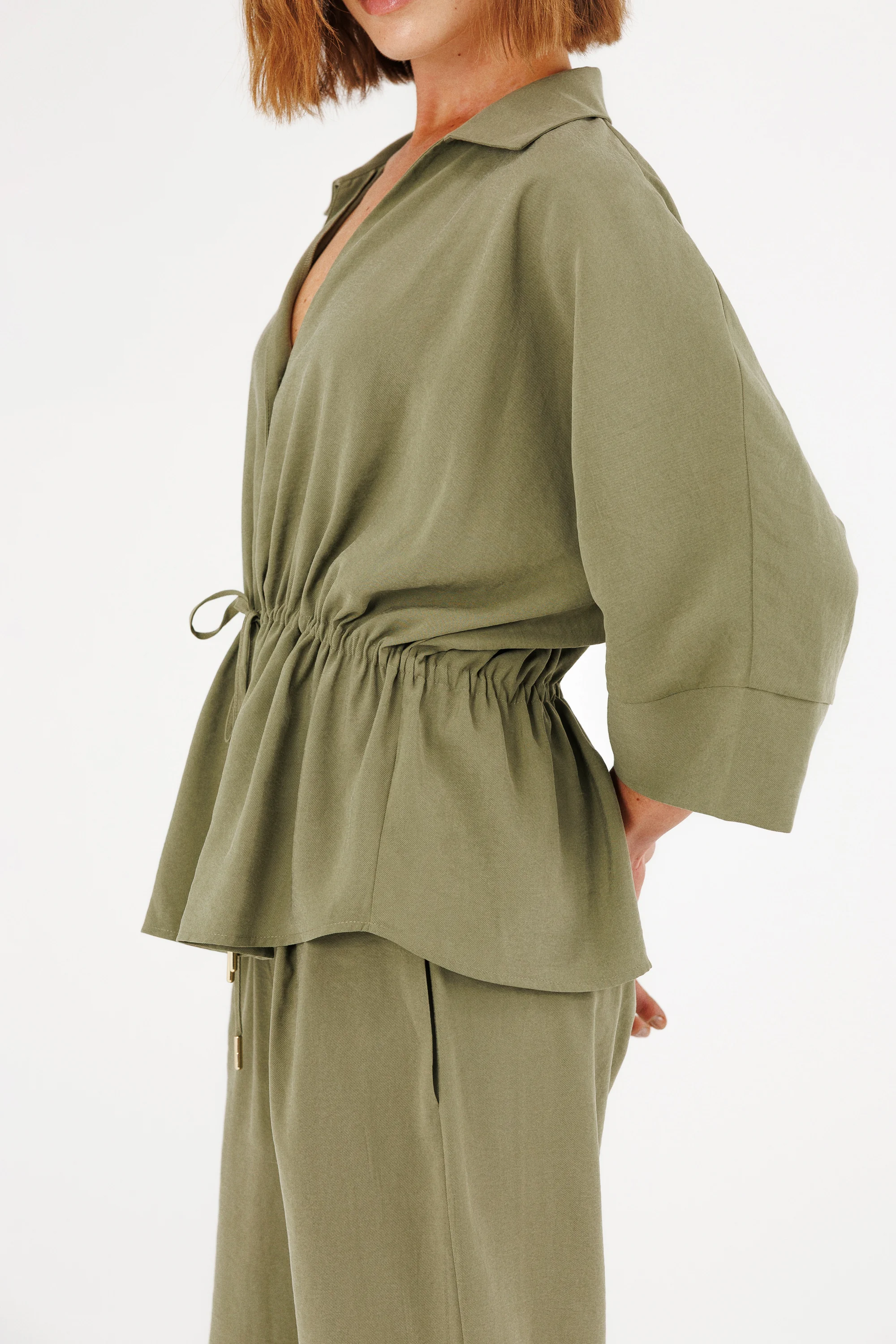 Büzgü Detaylı V yaka Gömlek