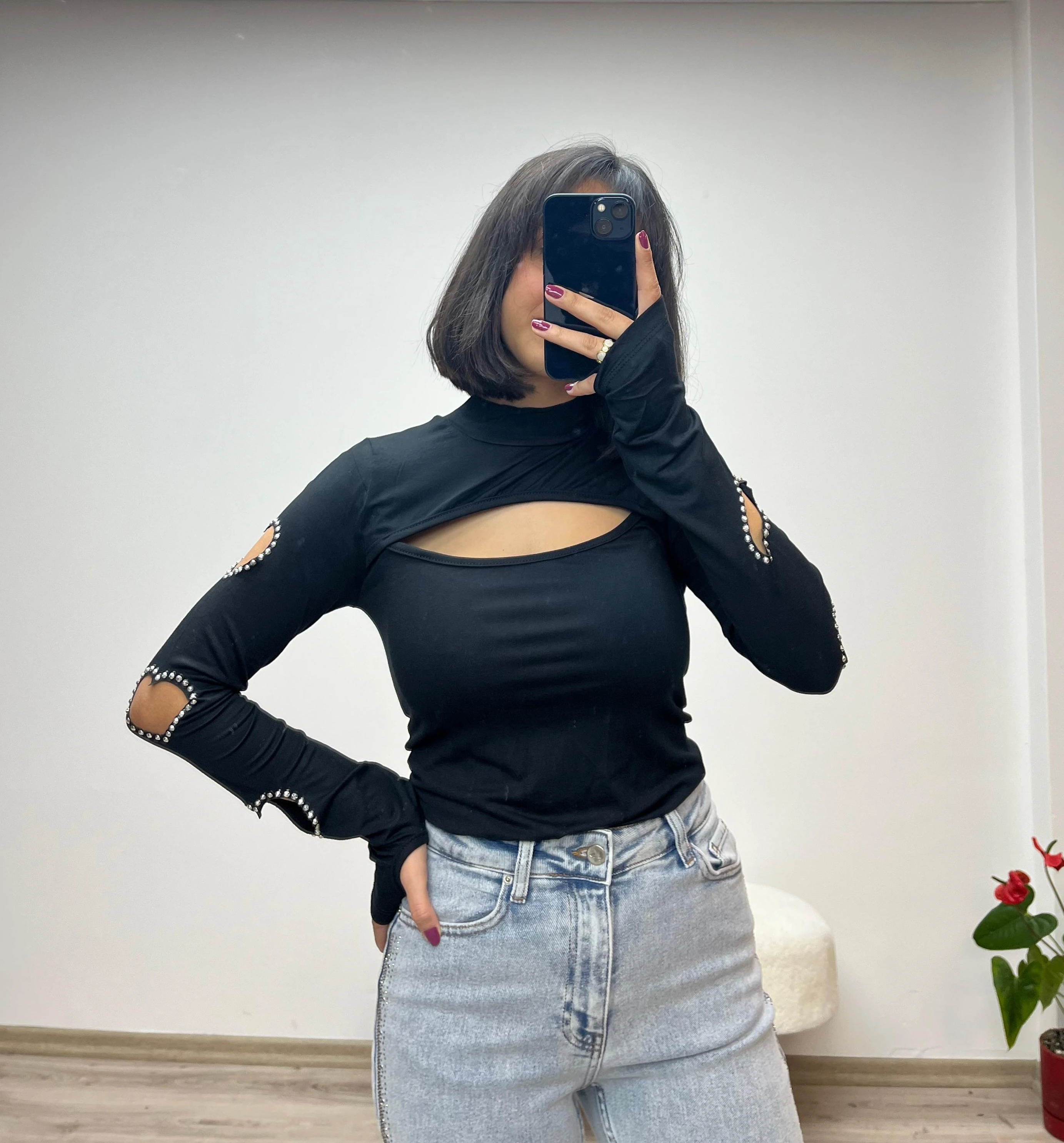 Kalp Detaylı ve Yakası Pencereli Bluz