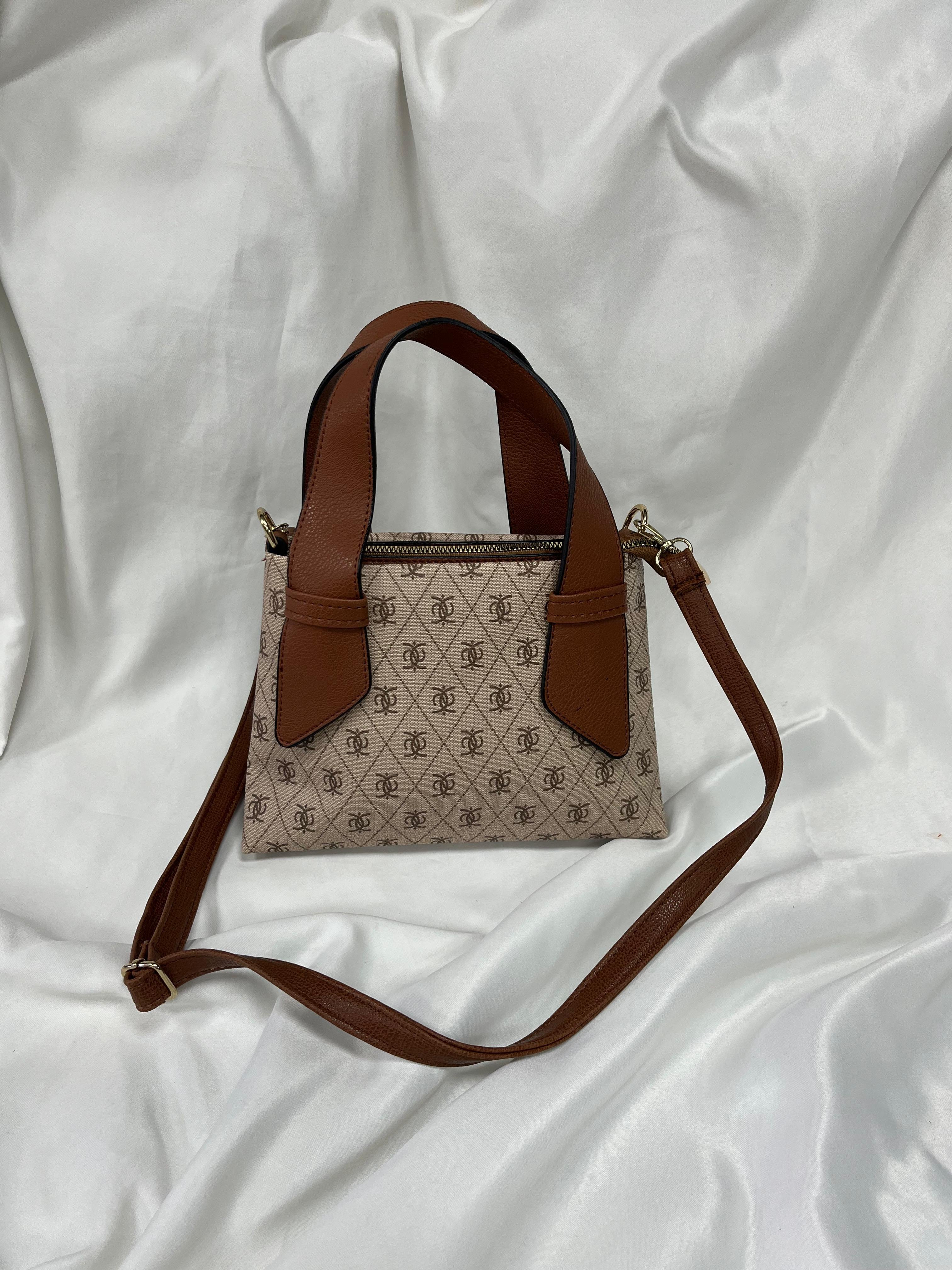 Günlük Şıklığın Anahtarı: Monogram Desenli Mini Çanta