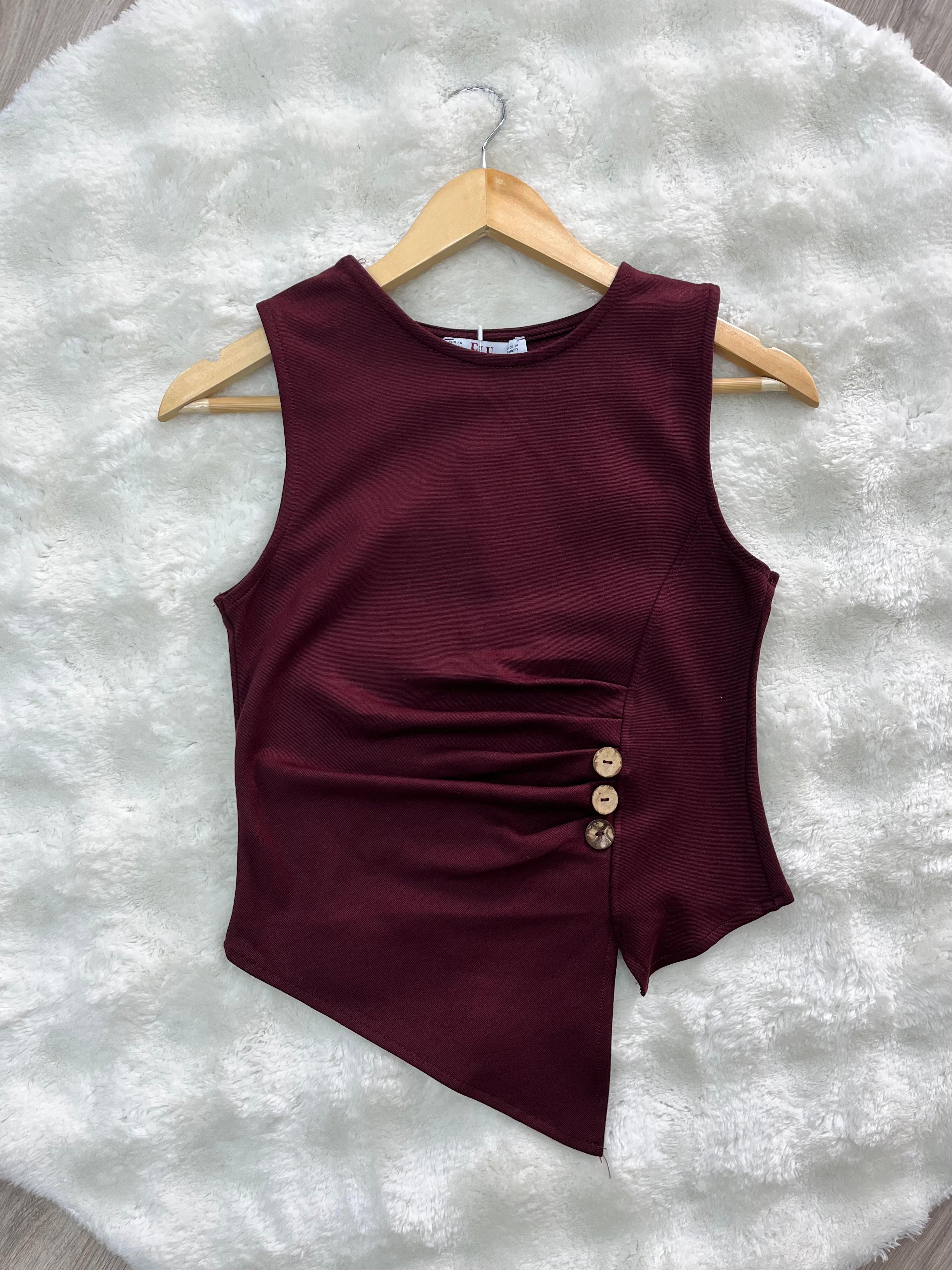 Asimetrik Düğme Detaylı Kolsuz Bluz - BORDO