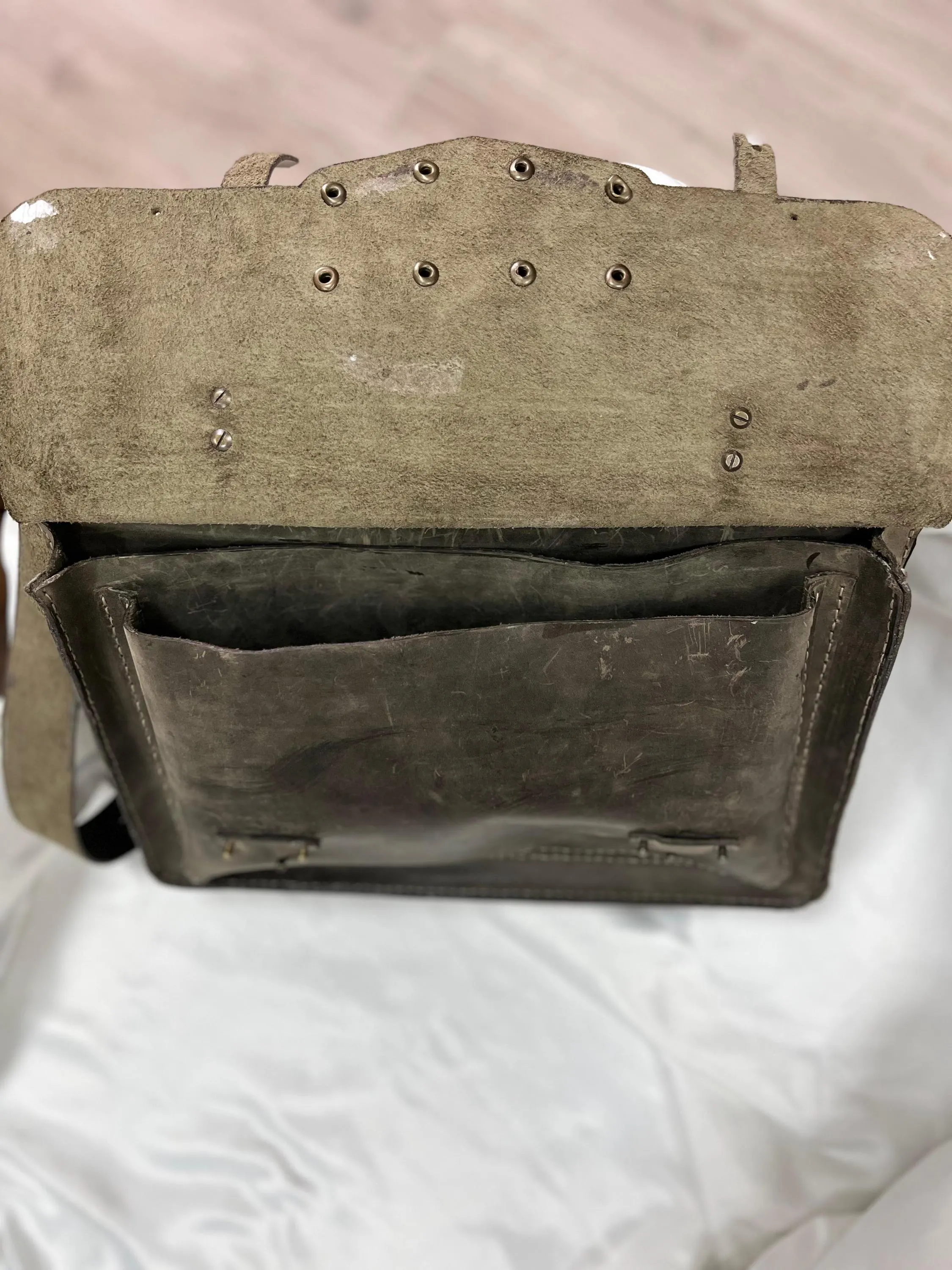 El Yapımı Vintage Deri Çanta – Hakiki Deriden Omuz ve El Çantası, Pirinç Detaylı Retro Tasarım