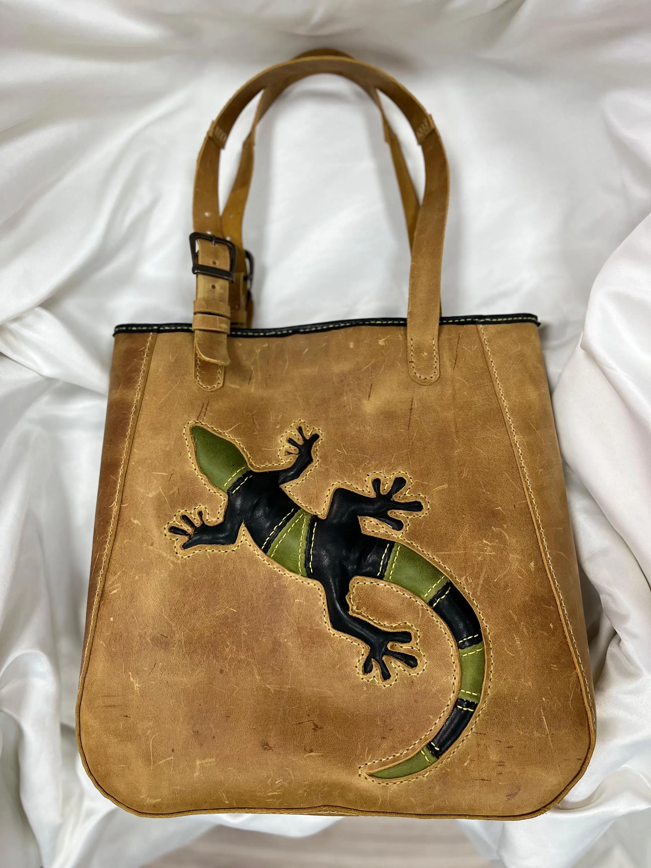 El Yapımı Deri Kertenkele Figürlü Tote Çanta – Hakiki Deri Omuz ve El Çantası, Kahve-Siyah Renkli Tasarım