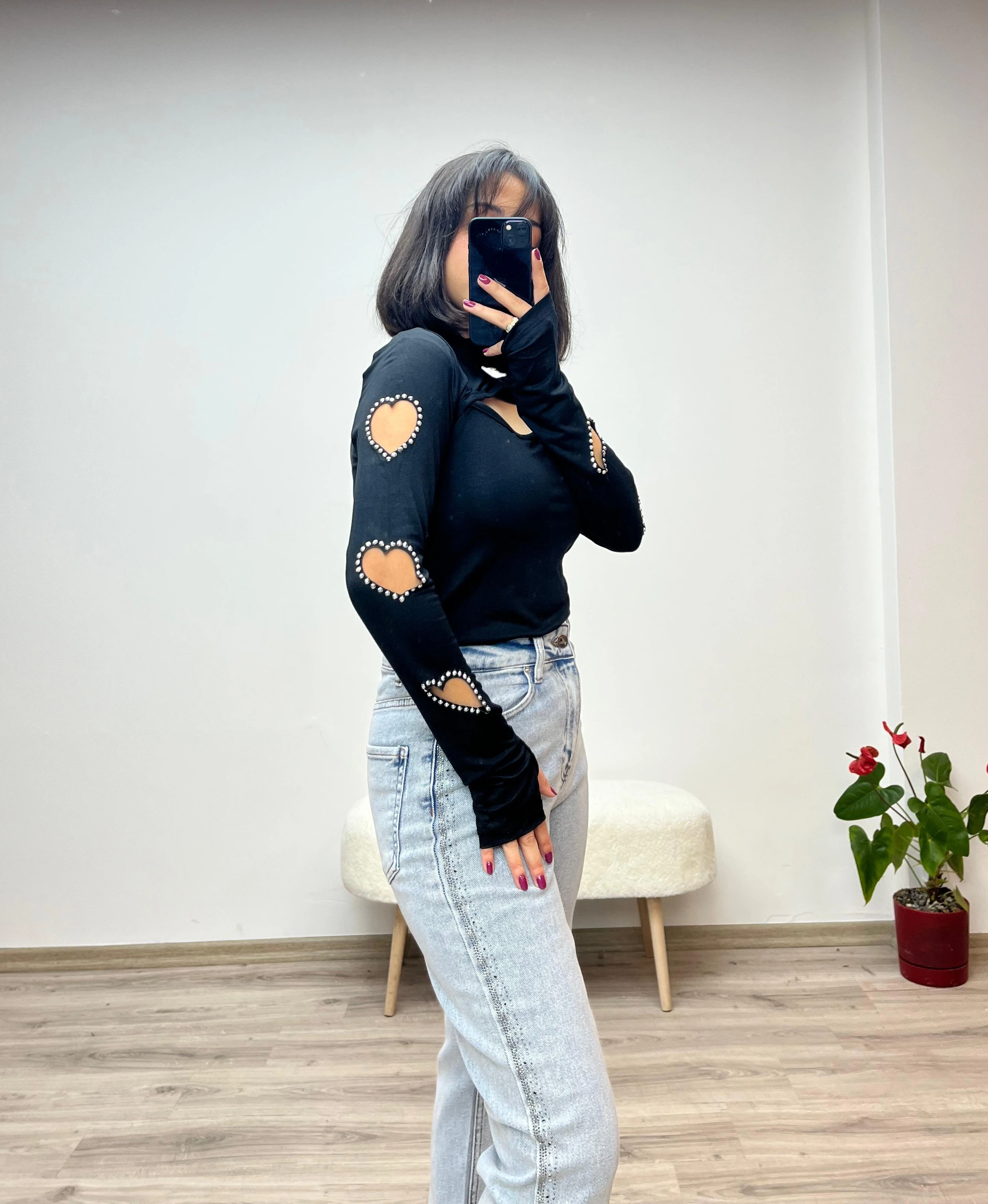 Kalp Detaylı ve Yakası Pencereli Bluz