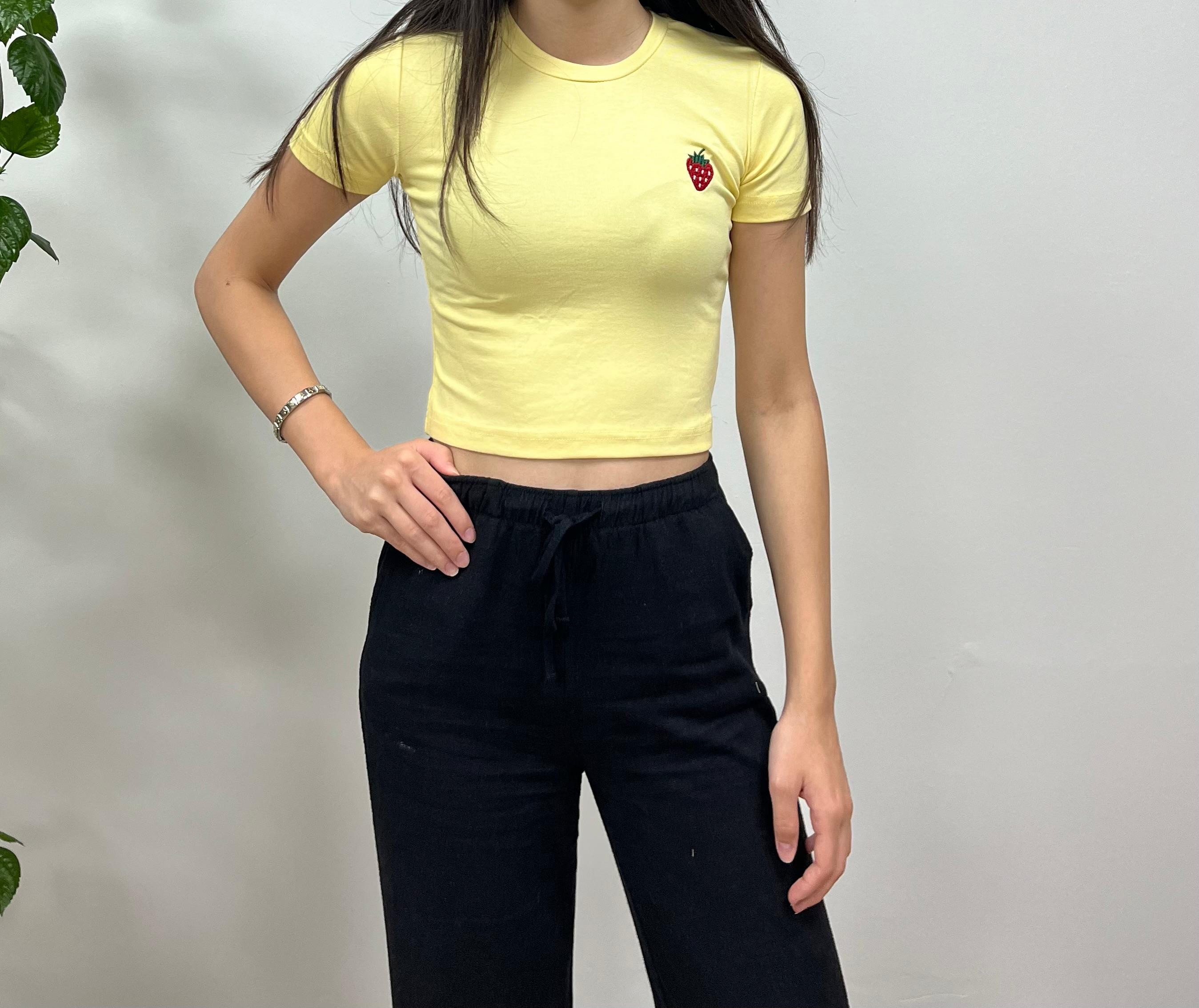 ÇİLEK NAKIŞLI CROP TİŞÖRT - SARI