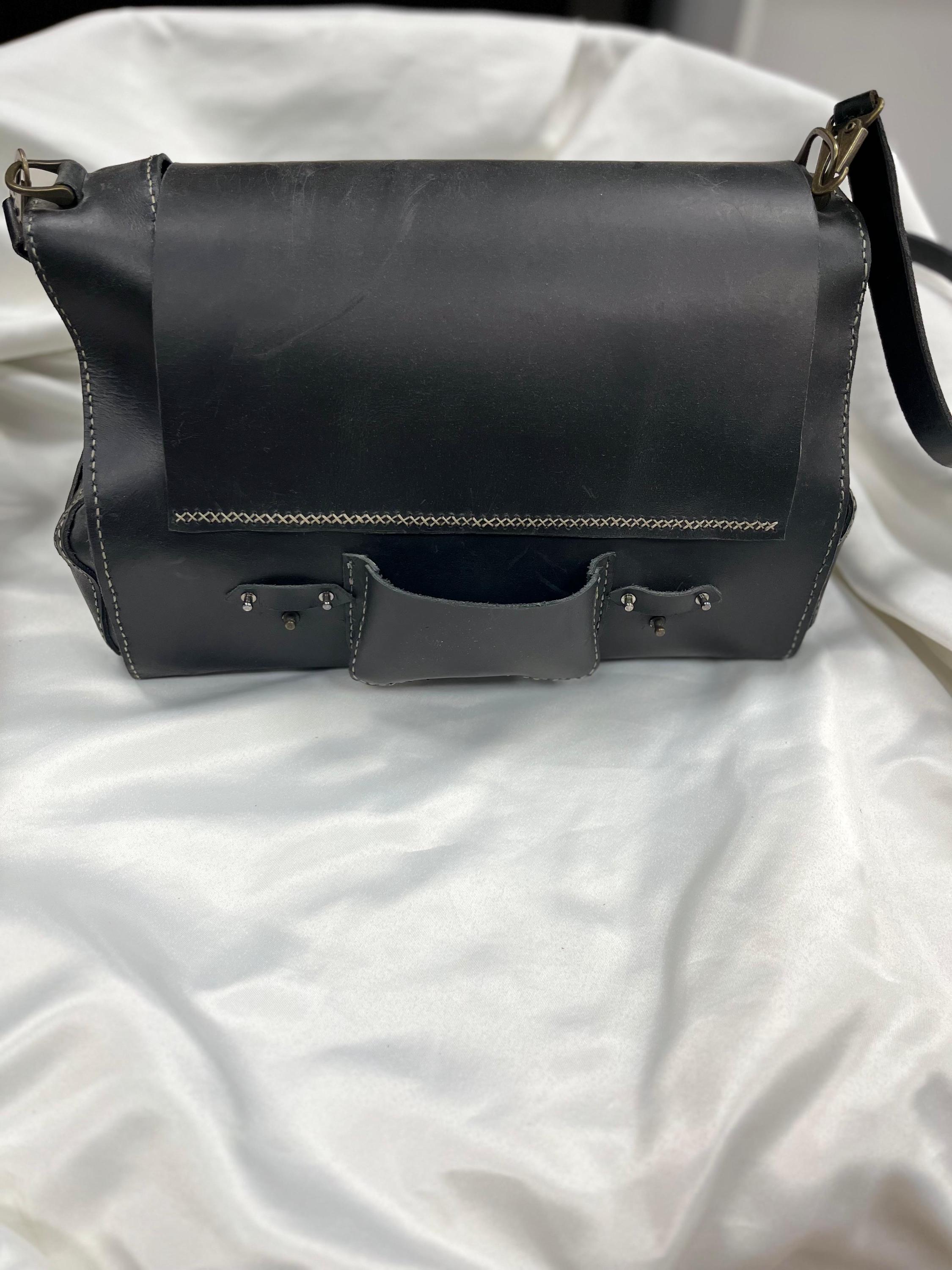 El Yapımı Hakiki Deri Siyah Çapraz Çanta – Ön Cepli Minimal Omuz Çantası