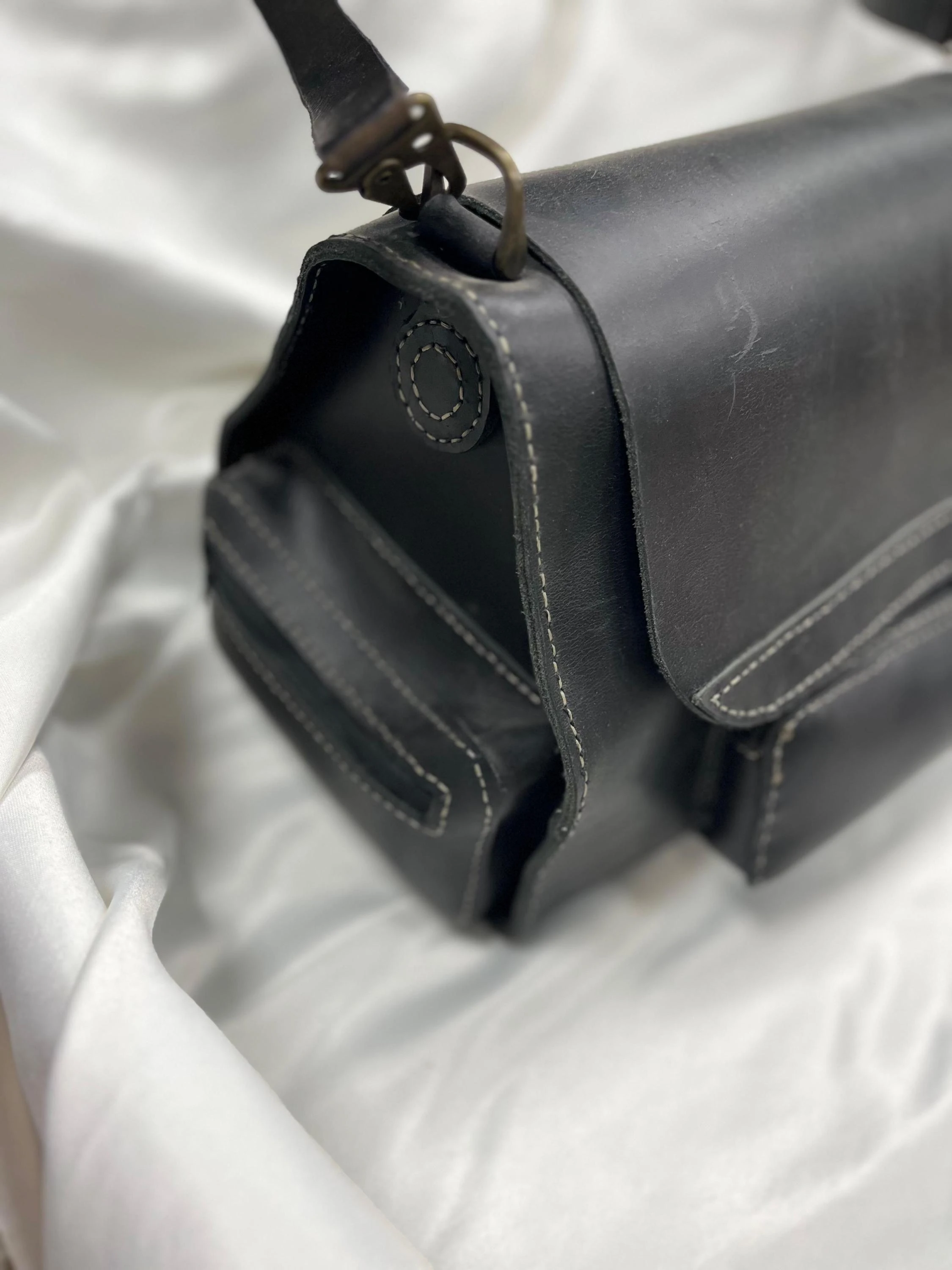 El Yapımı Hakiki Deri Siyah Çapraz Çanta – Ön Cepli Minimal Omuz Çantası