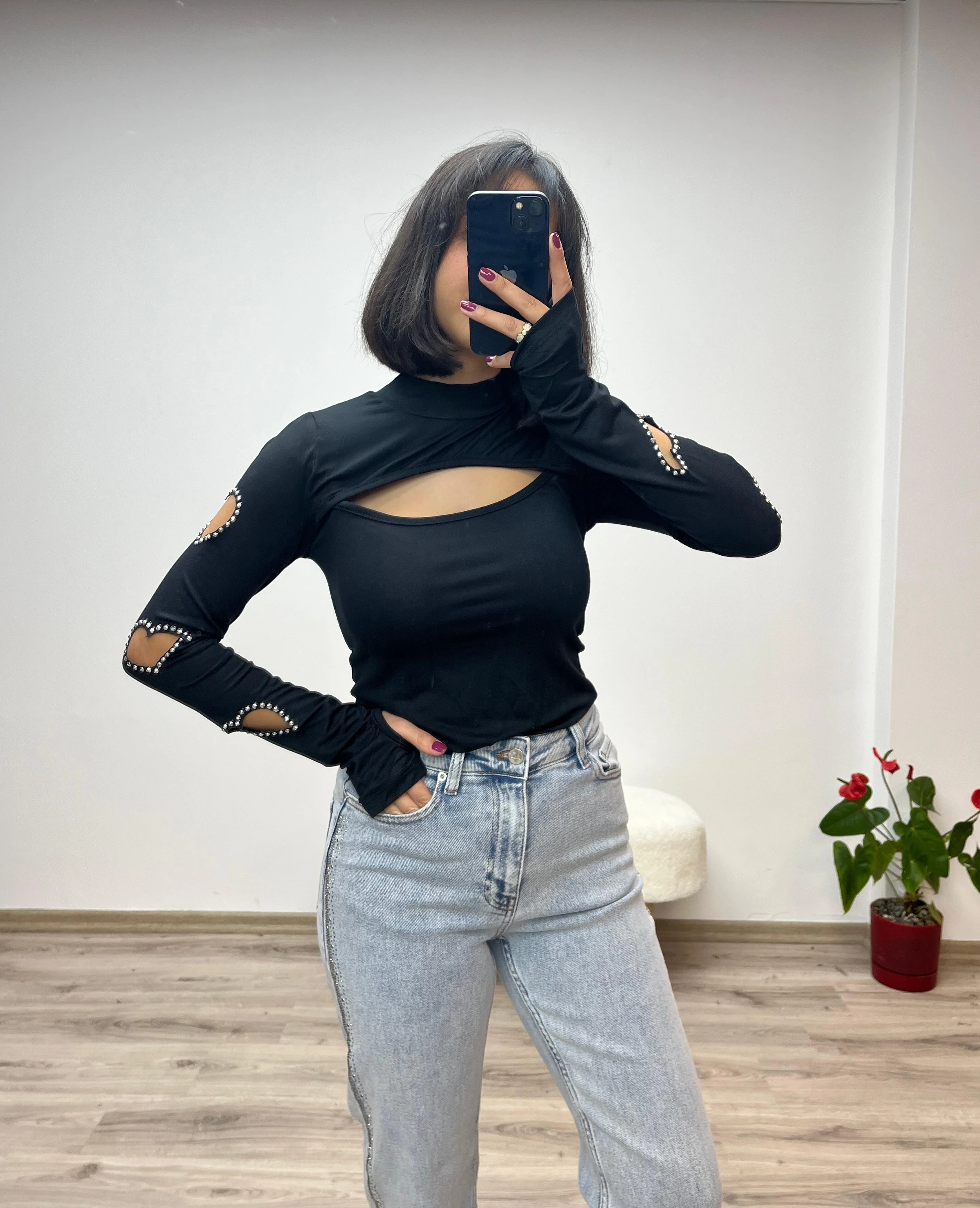 Kalp Detaylı ve Yakası Pencereli Bluz