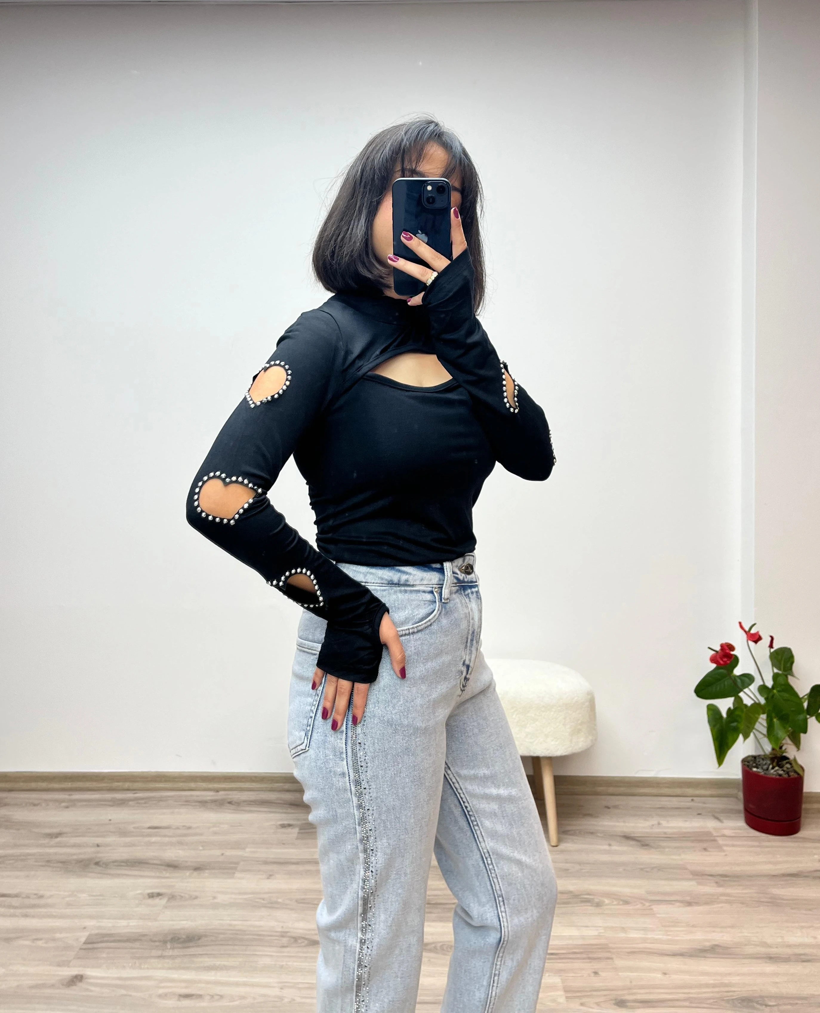 Kalp Detaylı ve Yakası Pencereli Bluz