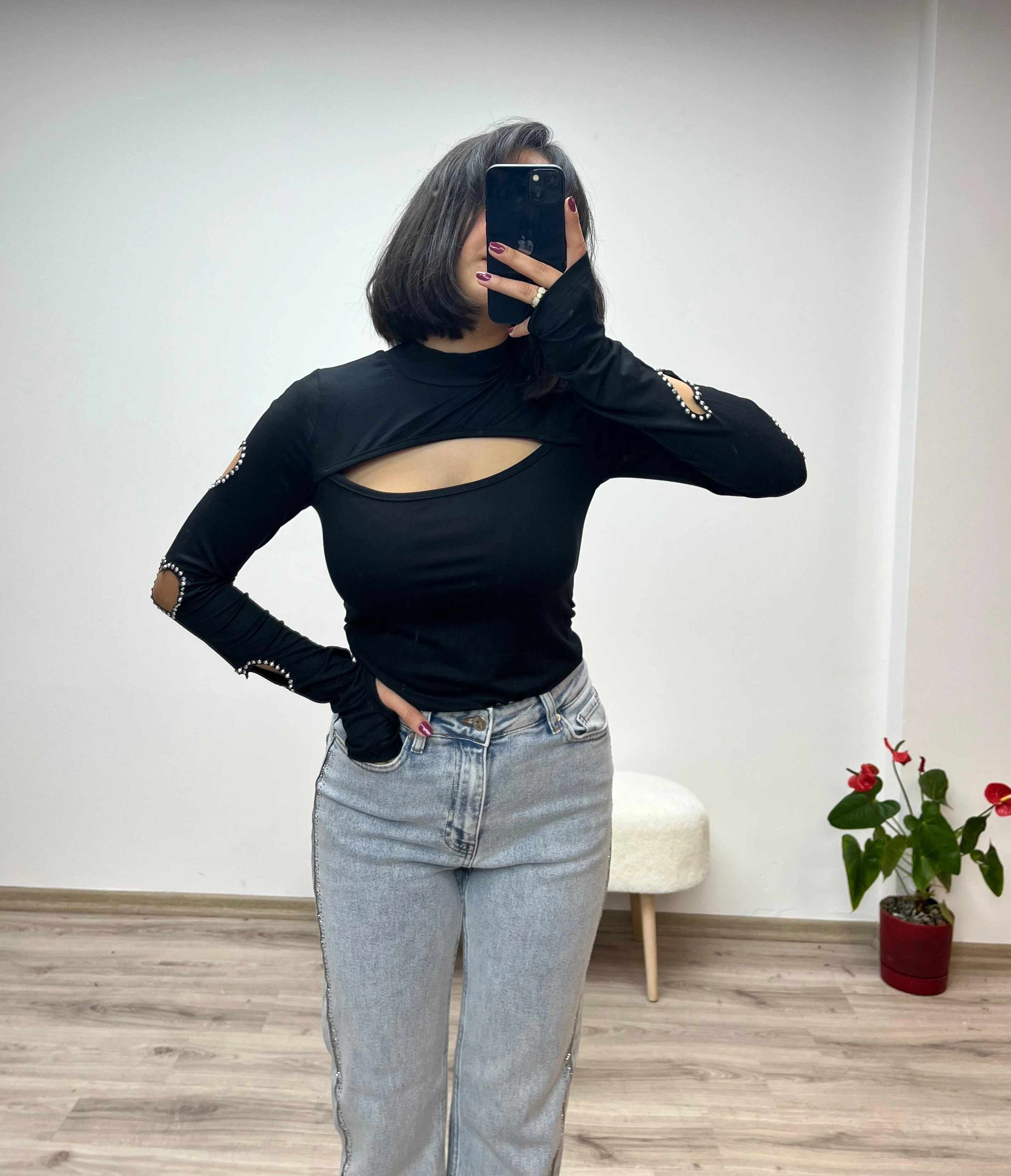 Kalp Detaylı ve Yakası Pencereli Bluz