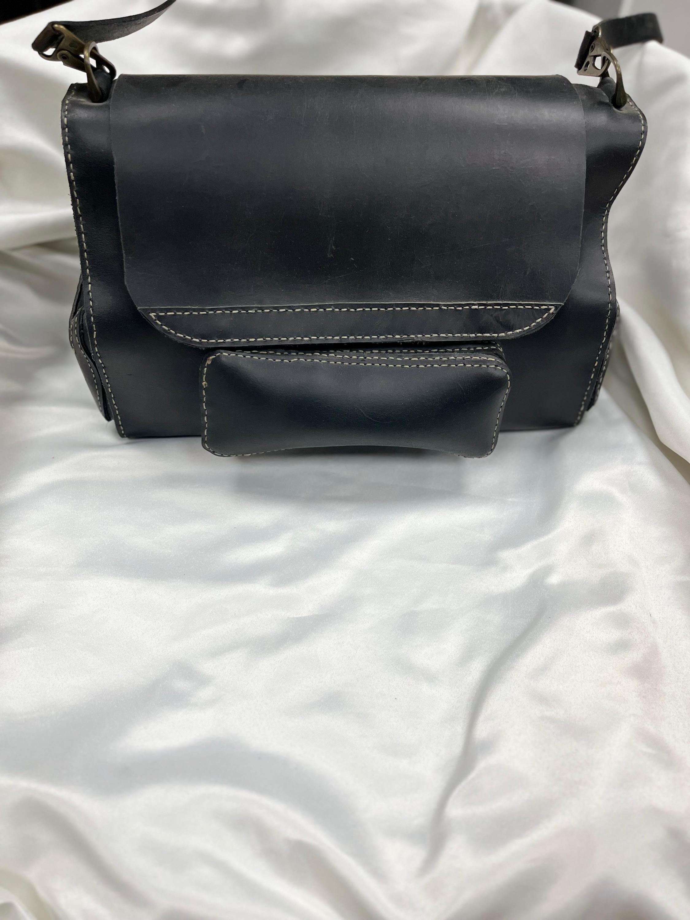 El Yapımı Hakiki Deri Siyah Çapraz Çanta – Ön Cepli Minimal Omuz Çantası