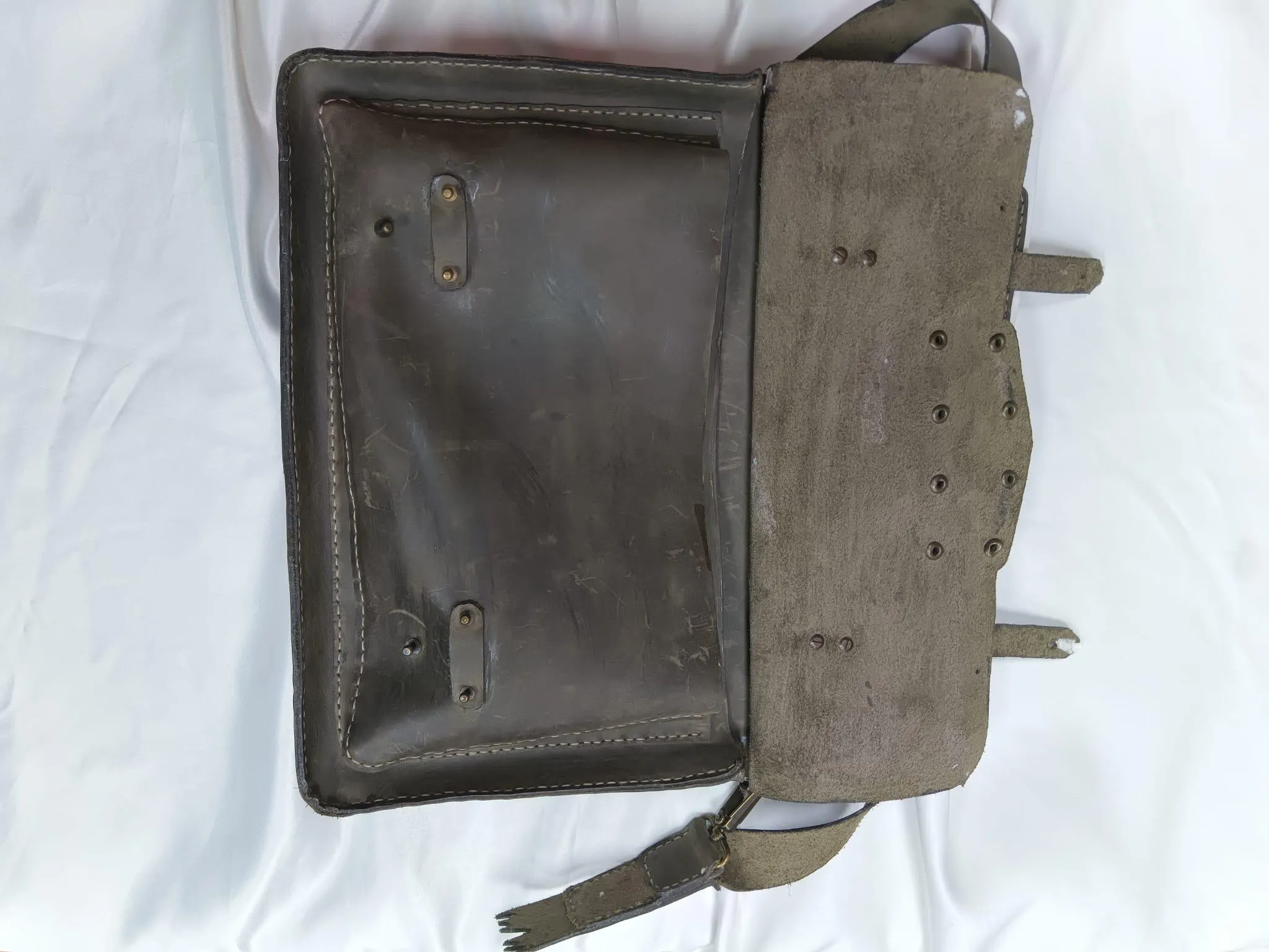 El Yapımı Vintage Deri Çanta – Hakiki Deriden Omuz ve El Çantası, Pirinç Detaylı Retro Tasarım