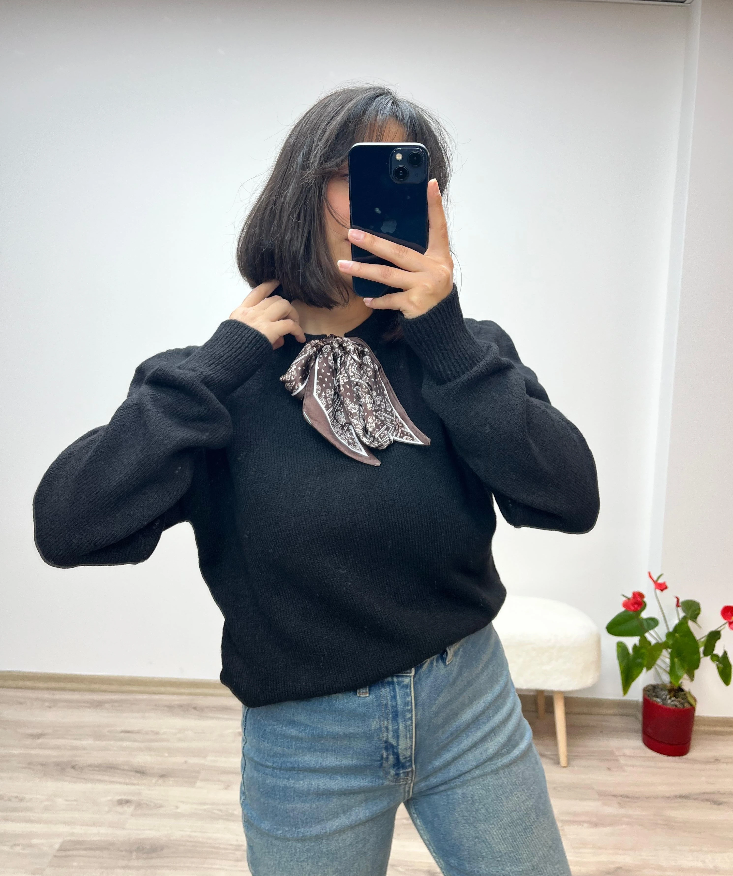 Fular Detaylı Triko Kazak