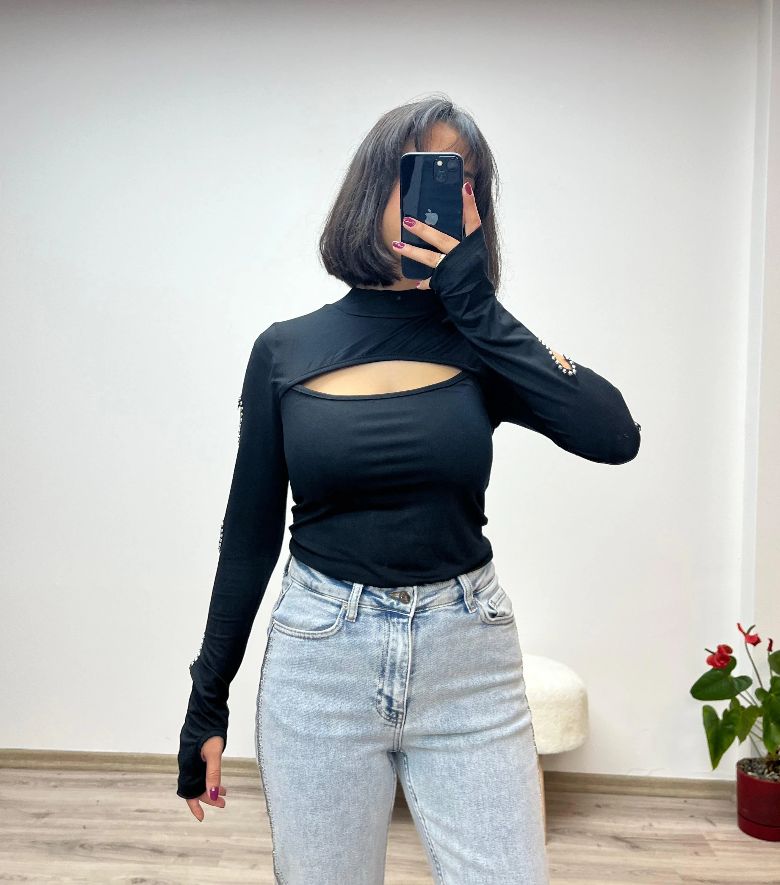 Kalp Detaylı ve Yakası Pencereli Bluz