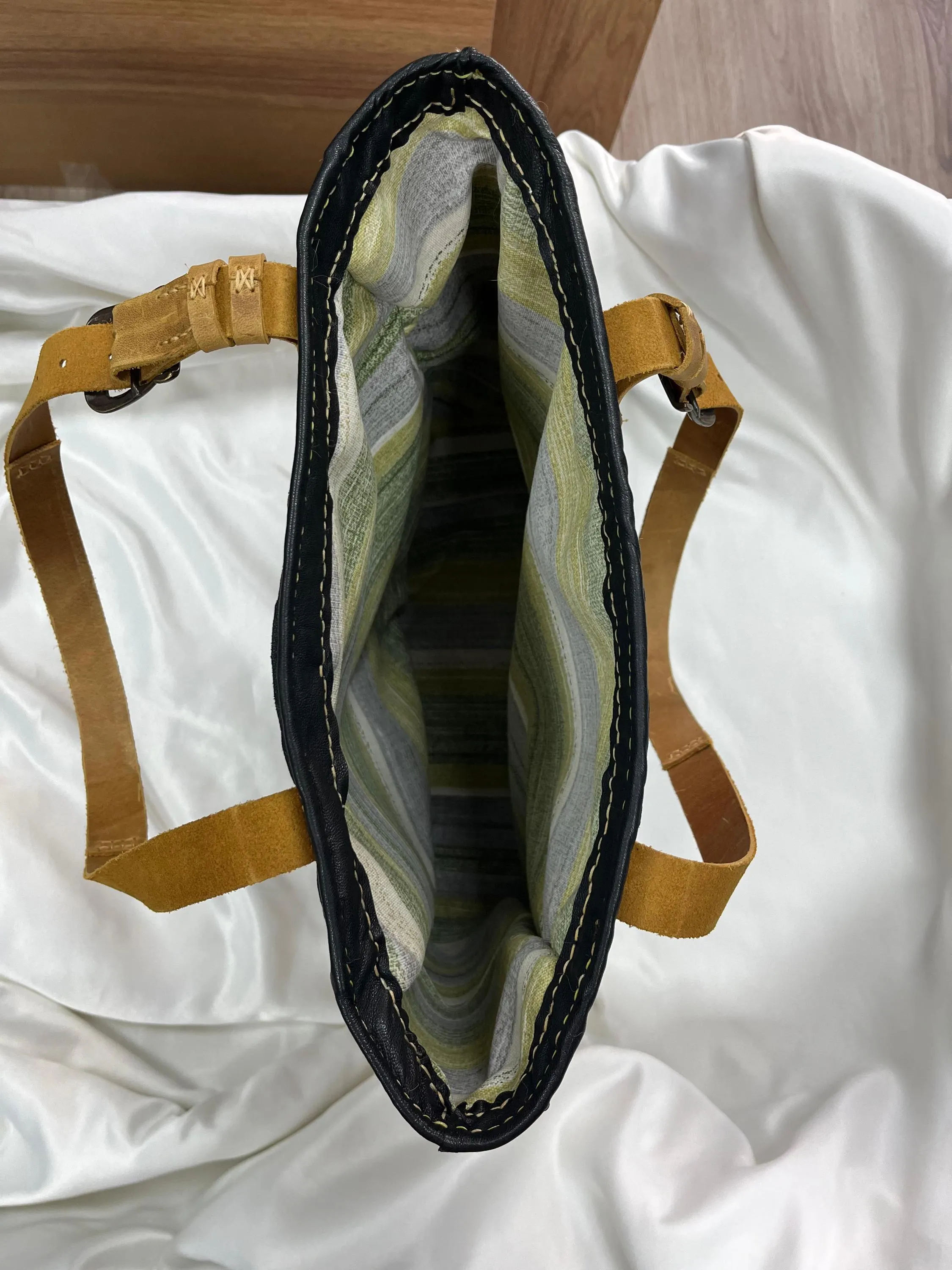 El Yapımı Deri Kertenkele Figürlü Tote Çanta – Hakiki Deri Omuz ve El Çantası, Kahve-Siyah Renkli Tasarım