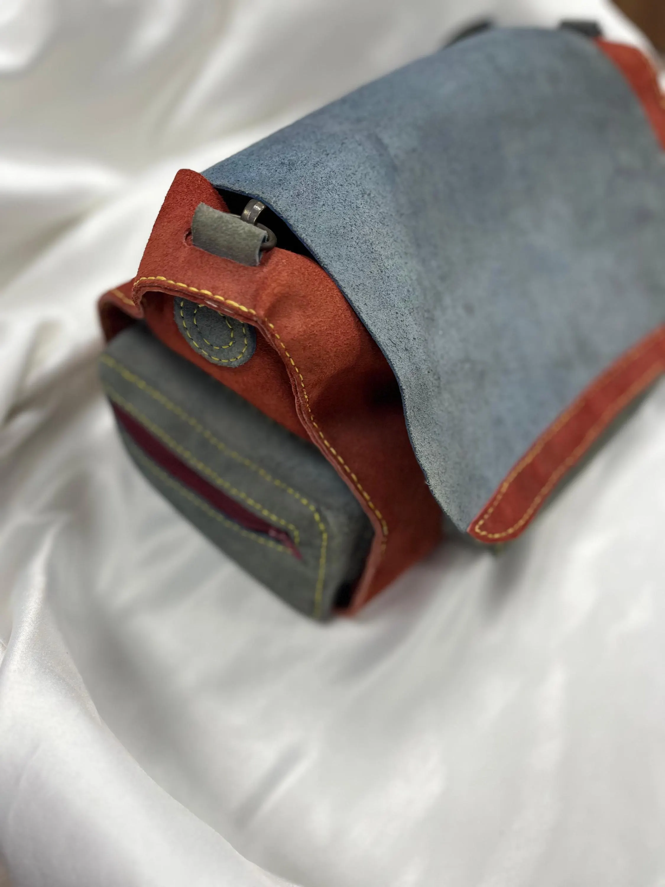 El Yapımı Deri Çanta – Mavi ve Kiremit Renkli Hakiki Deri Çapraz Omuz Çantası