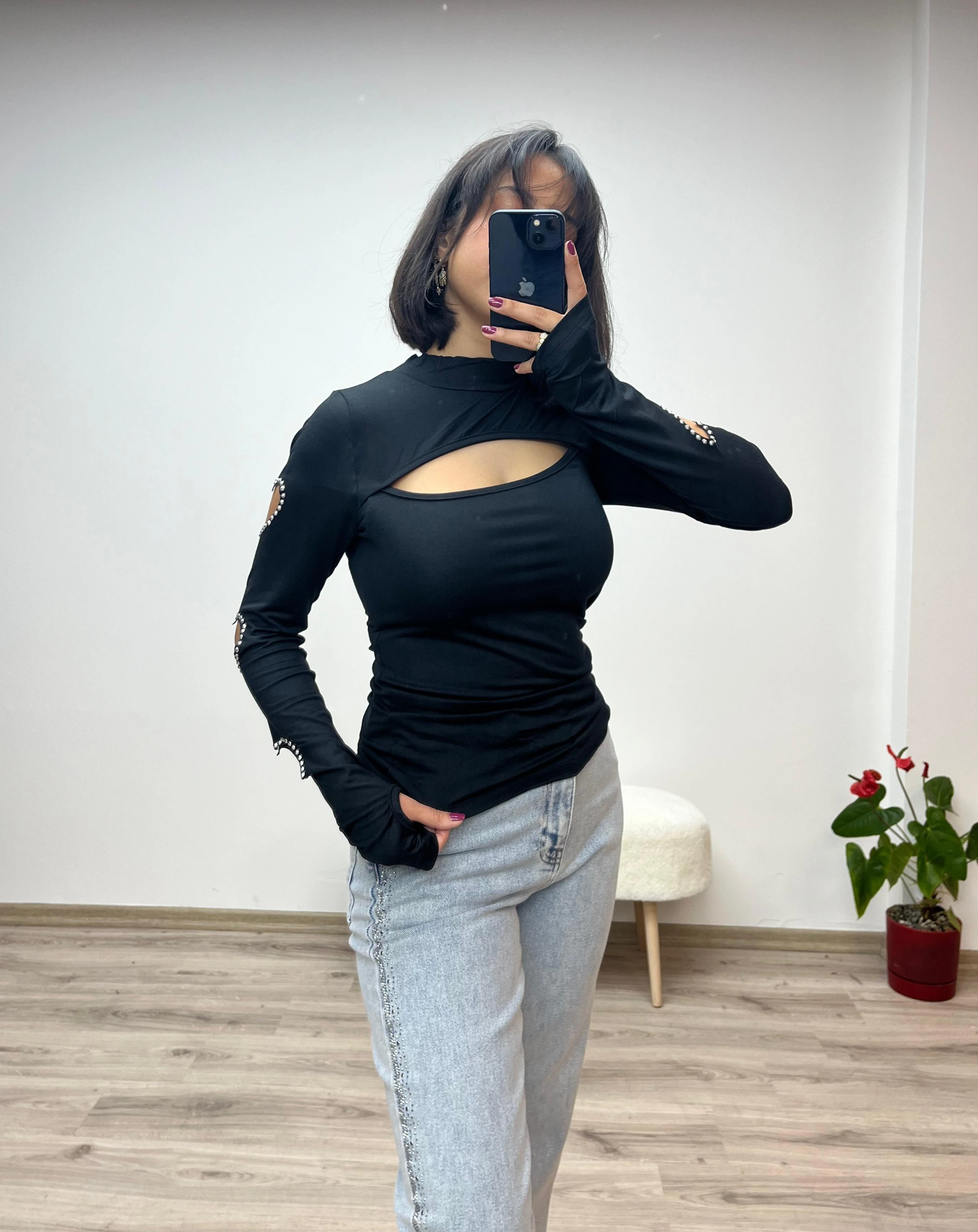 Kalp Detaylı ve Yakası Pencereli Bluz