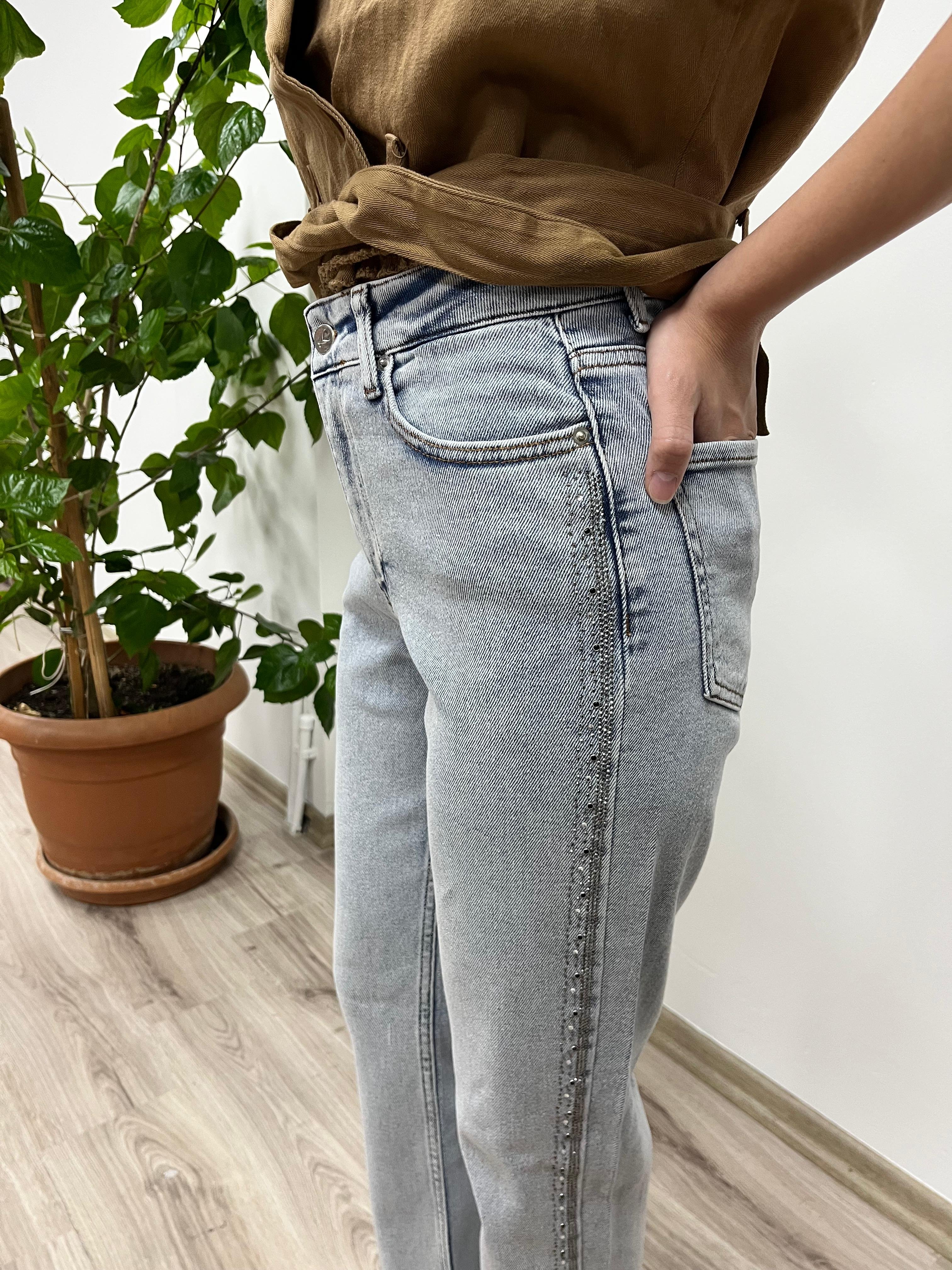 Şerit Taşlı Mom Fit Kot Pantolon