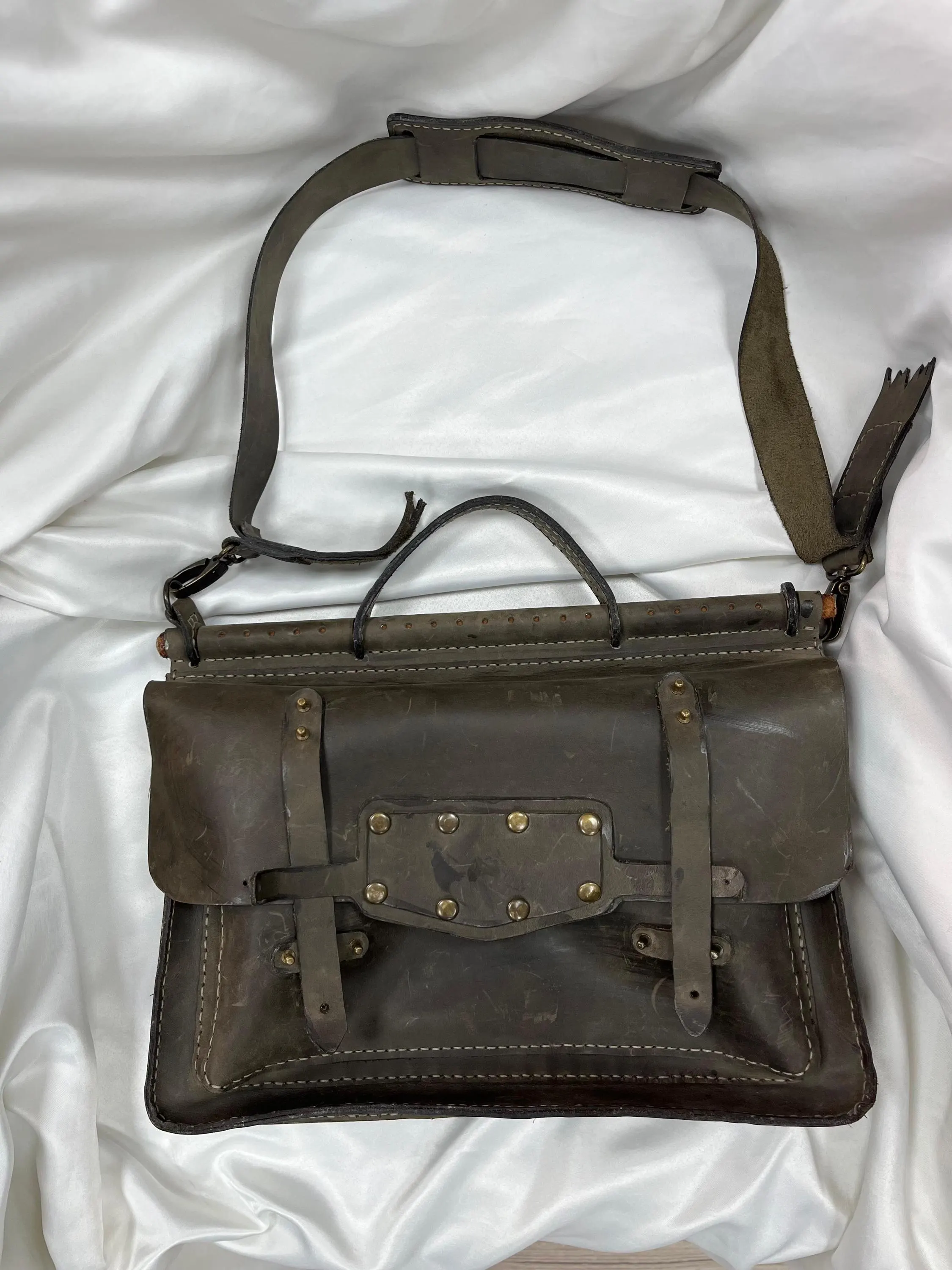 El Yapımı Vintage Deri Çanta – Hakiki Deriden Omuz ve El Çantası, Pirinç Detaylı Retro Tasarım