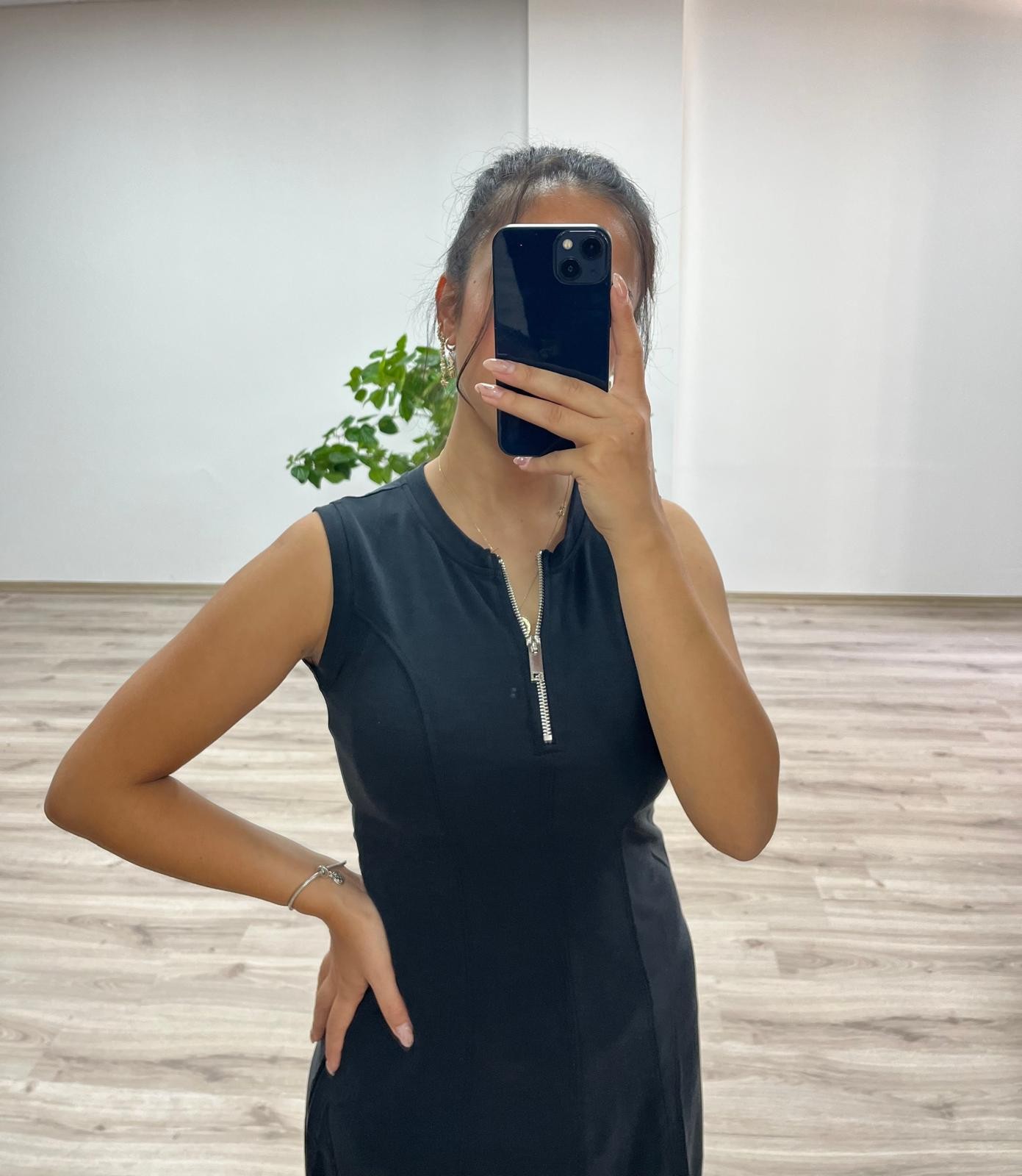 Kolsuz ve Fermuar Detaylı Rahat Elbise