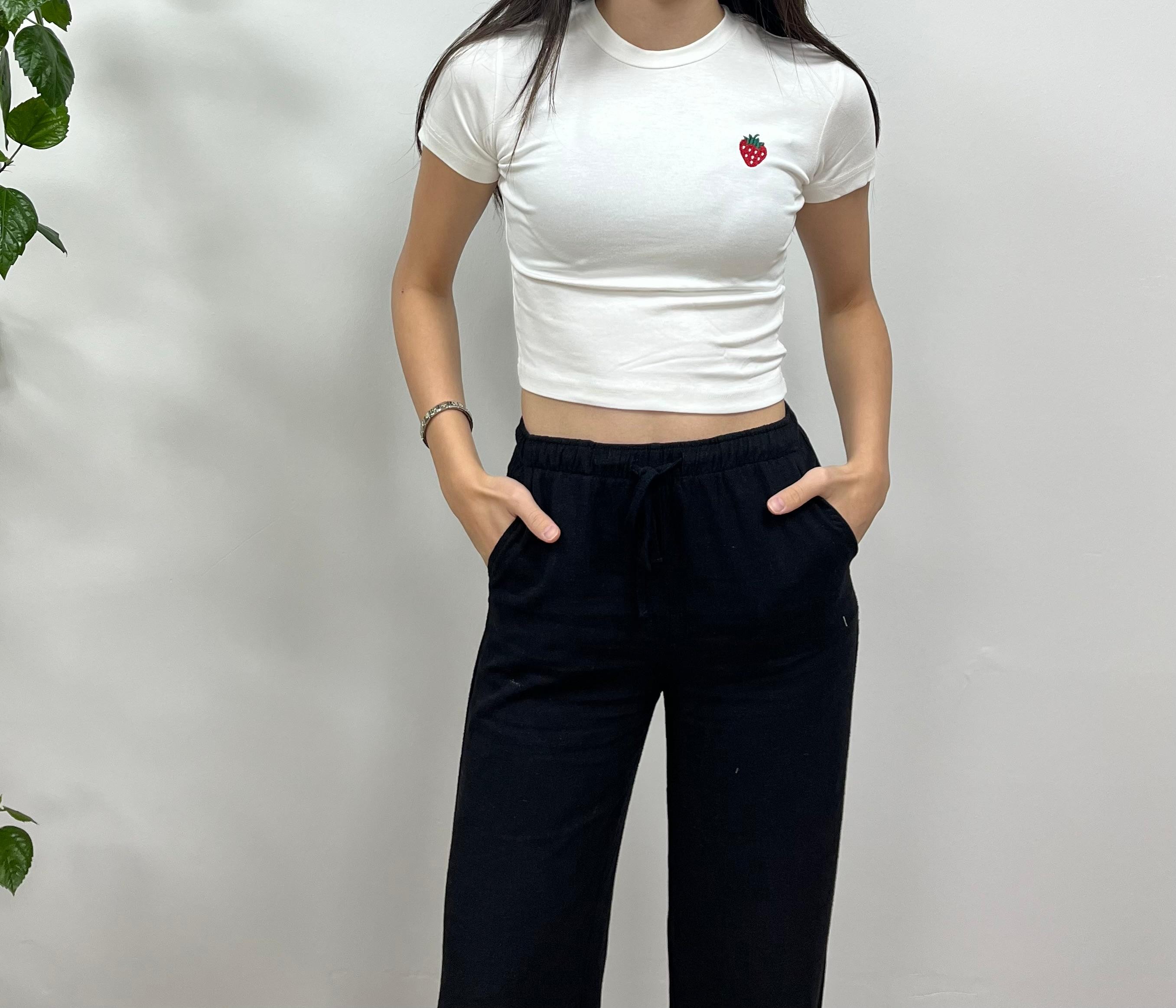 ÇİLEK NAKIŞLI CROP TİŞÖRT - BEYAZ