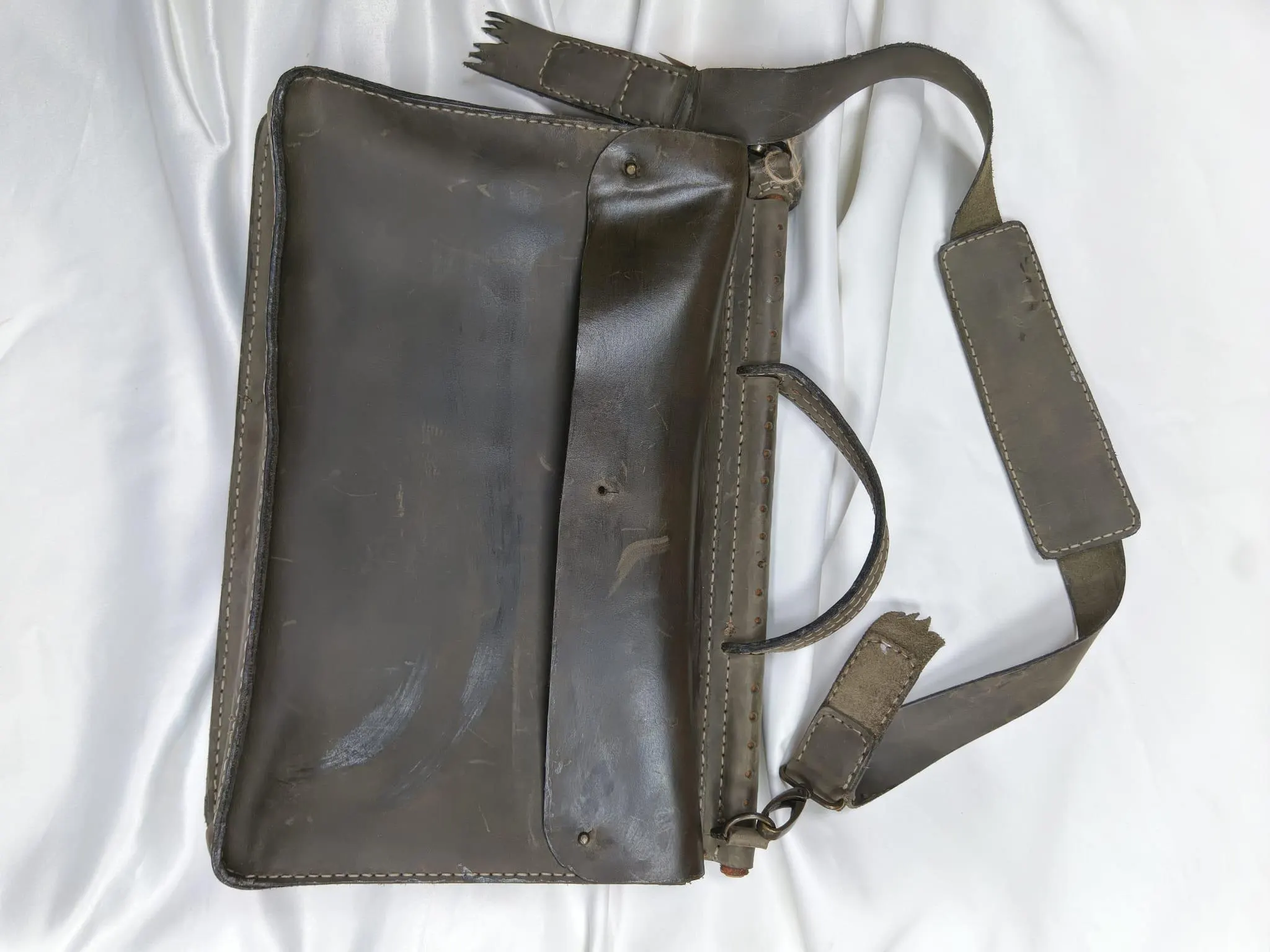 El Yapımı Vintage Deri Çanta – Hakiki Deriden Omuz ve El Çantası, Pirinç Detaylı Retro Tasarım