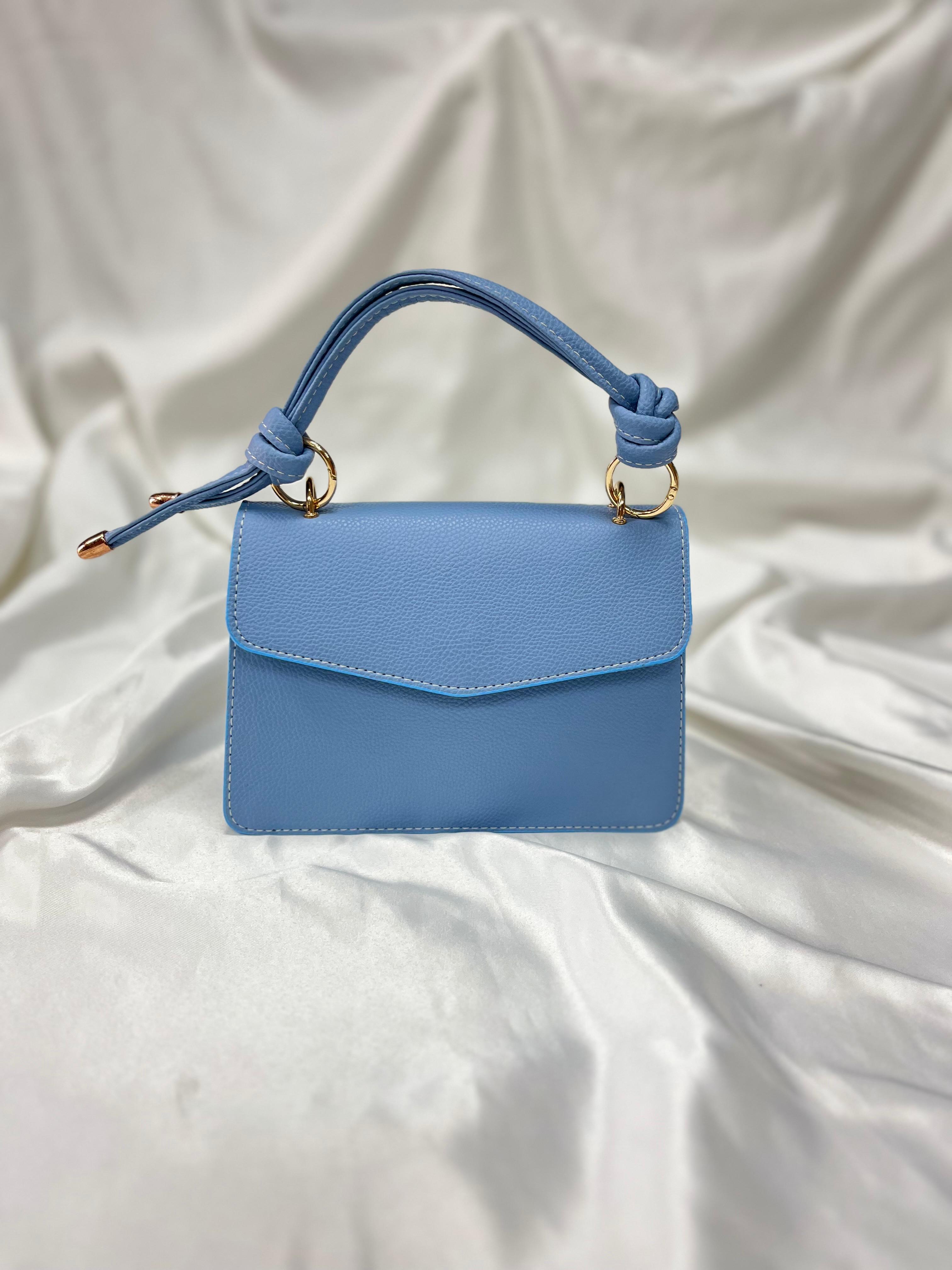 “Pastel Gücün Temsili: Mavi Knot Mini Çanta ile Yazın Zarafeti”
