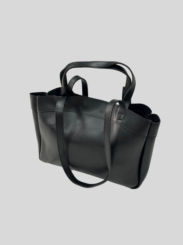 Günlük Kombinlerin Vazgeçilmezi: Siyah Kadın Omuz Çantası ile Şıklığı Yakalayın
