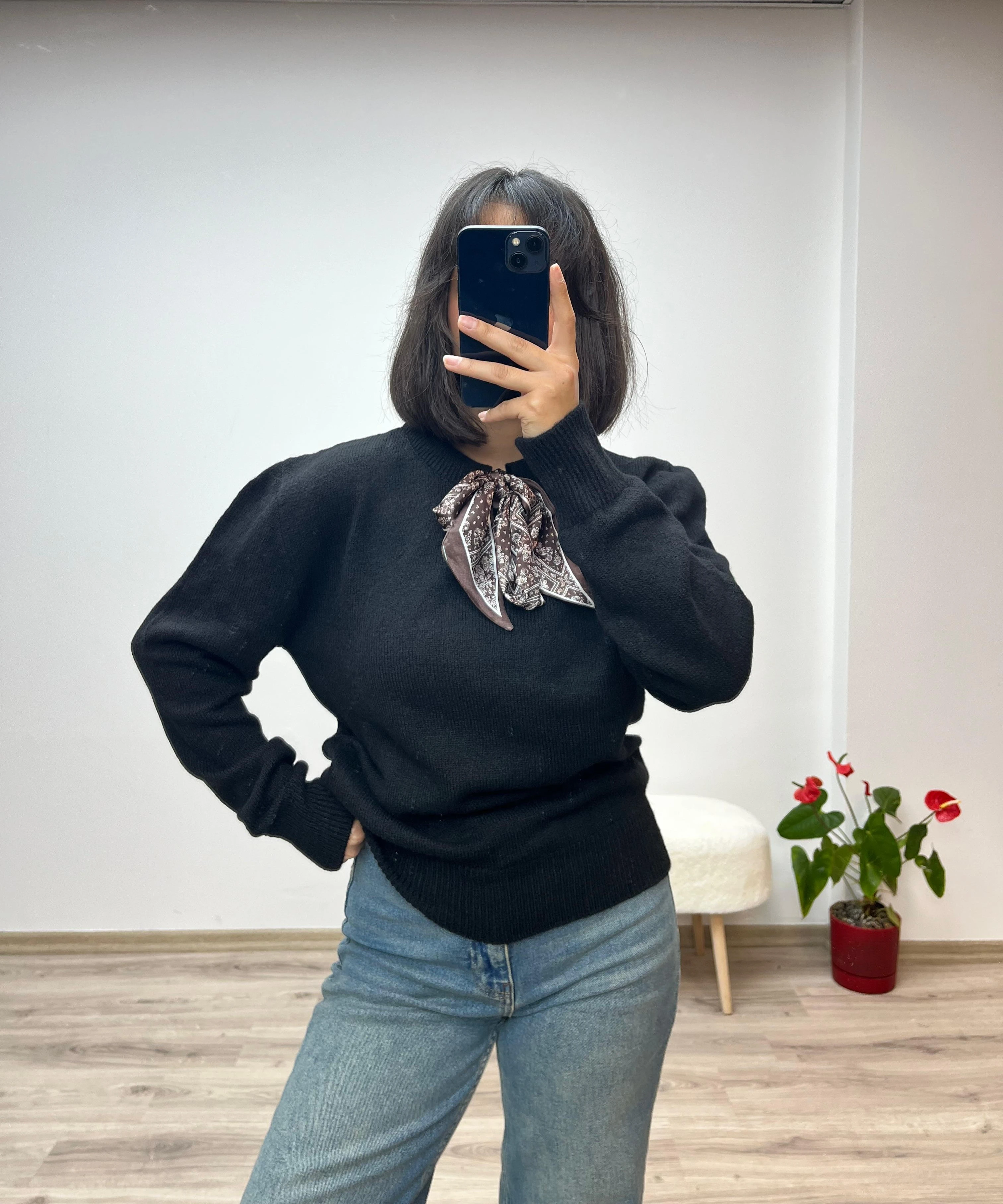 Fular Detaylı Triko Kazak