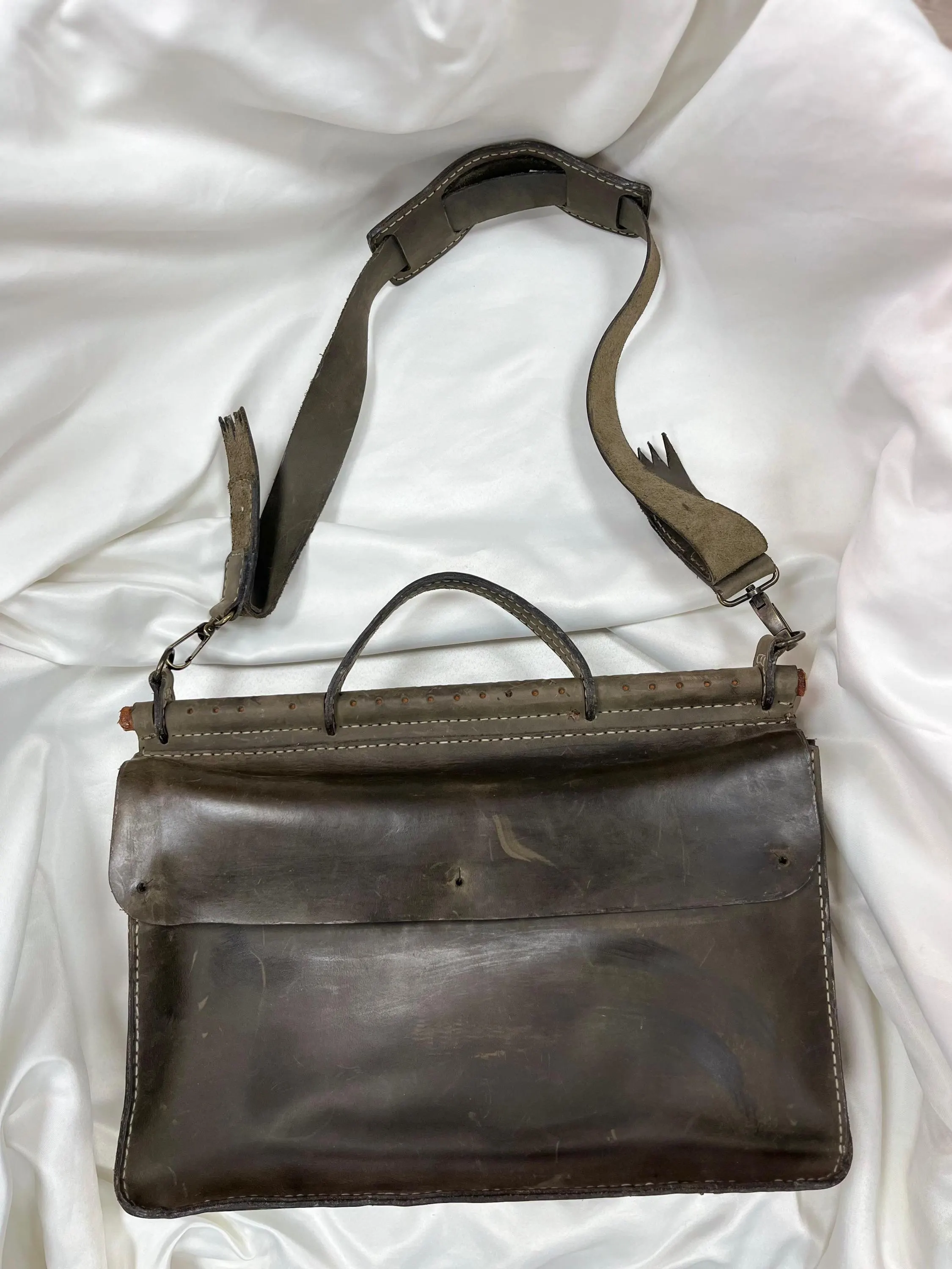 El Yapımı Vintage Deri Çanta – Hakiki Deriden Omuz ve El Çantası, Pirinç Detaylı Retro Tasarım