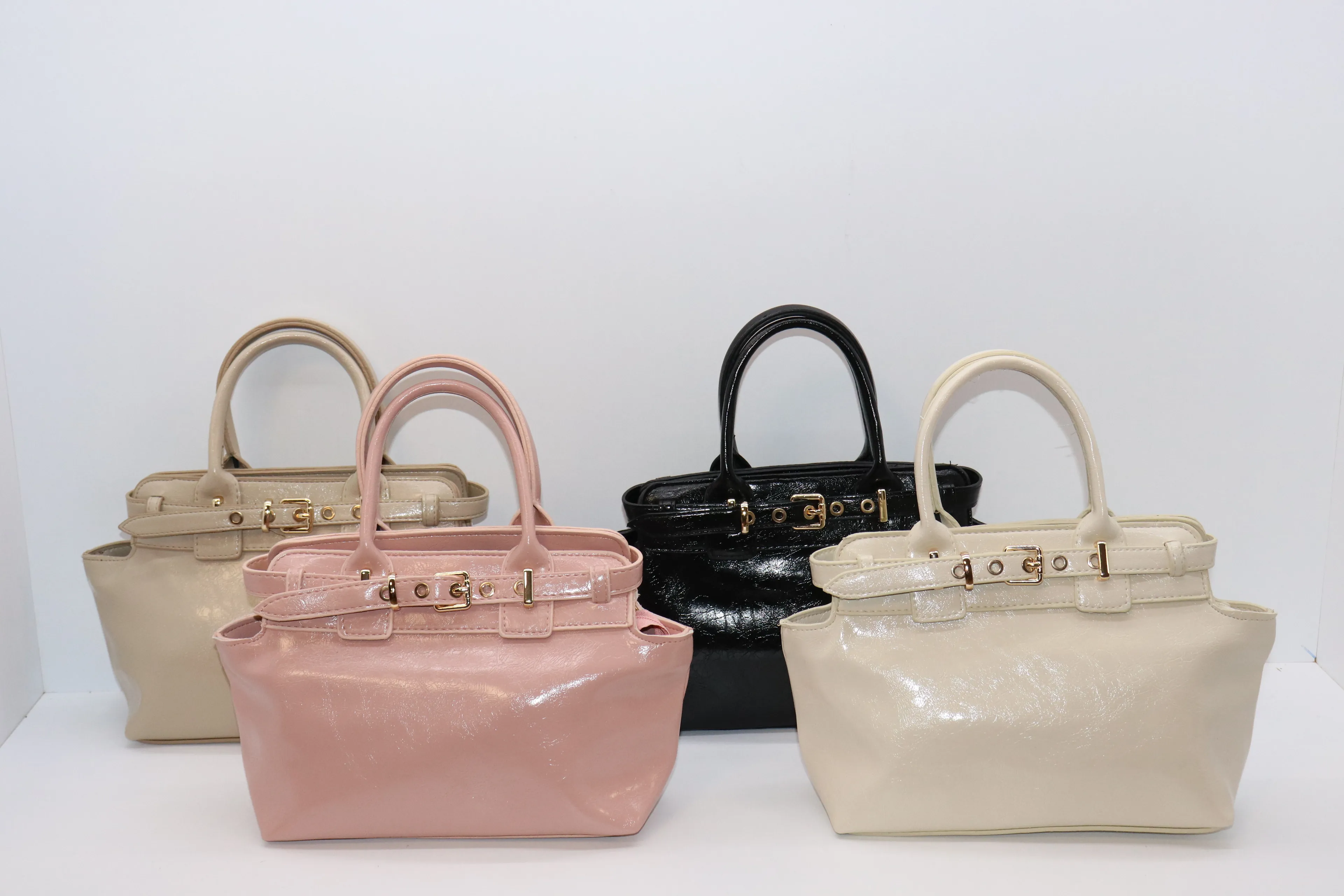 Parlak Detaylarla Işılda – Kemer Tokalı El Çantası Koleksiyonu