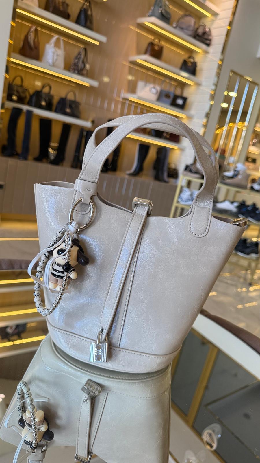 İthal Yumuşak Çatlak Deri Uzun Askılı Aksesuarlı Kadın Çanta -27093-