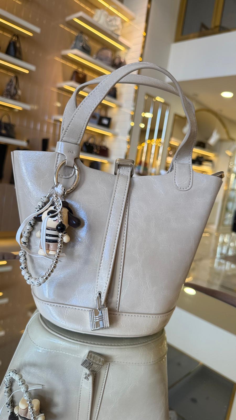 İthal Yumuşak Çatlak Deri Uzun Askılı Aksesuarlı Kadın Çanta -27093-