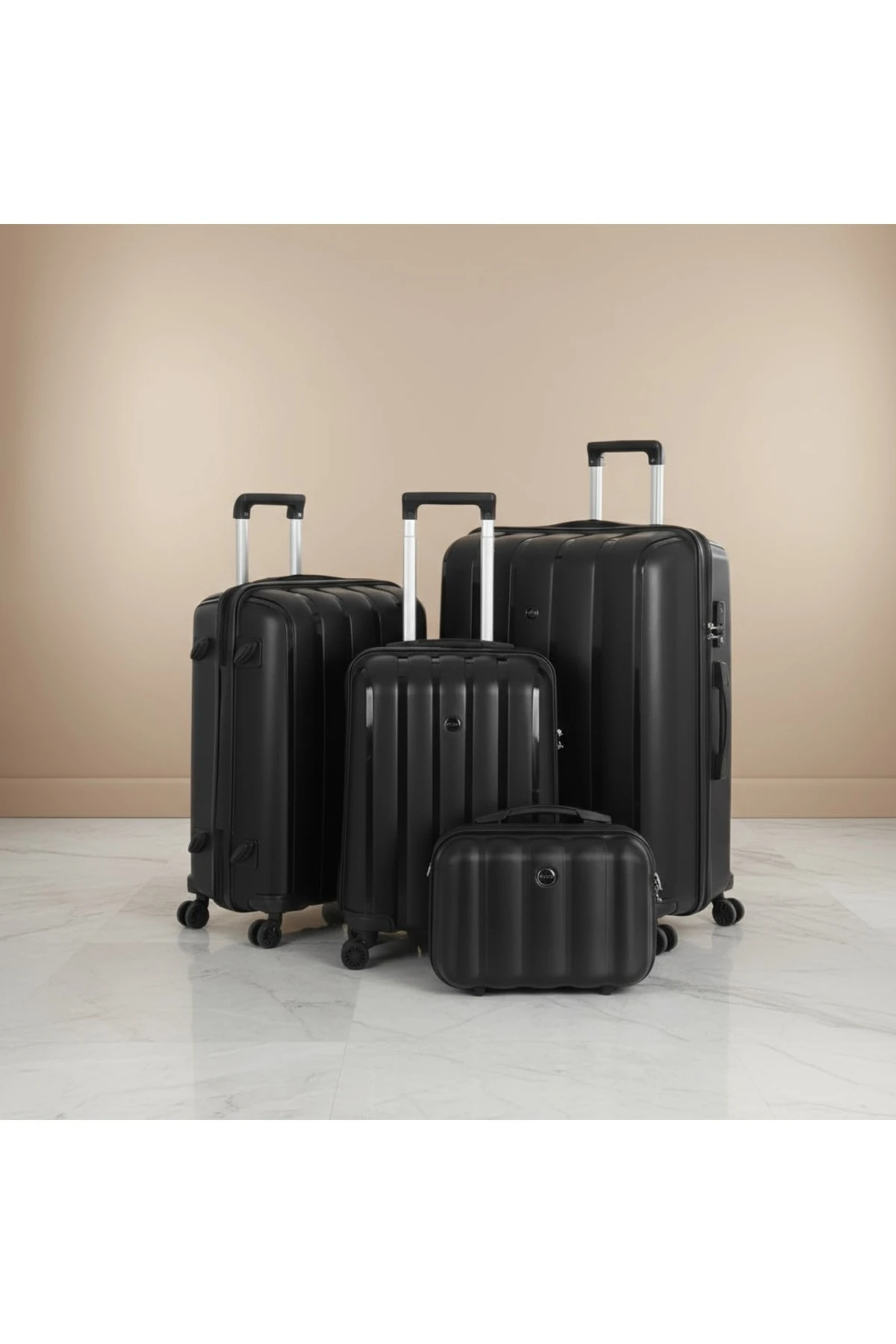 4’lü Kırılmaz Valiz Seti Siyah – Polipropilen, 360° Tekerlekli, Şifreli Kilitli Seyahat Bavul