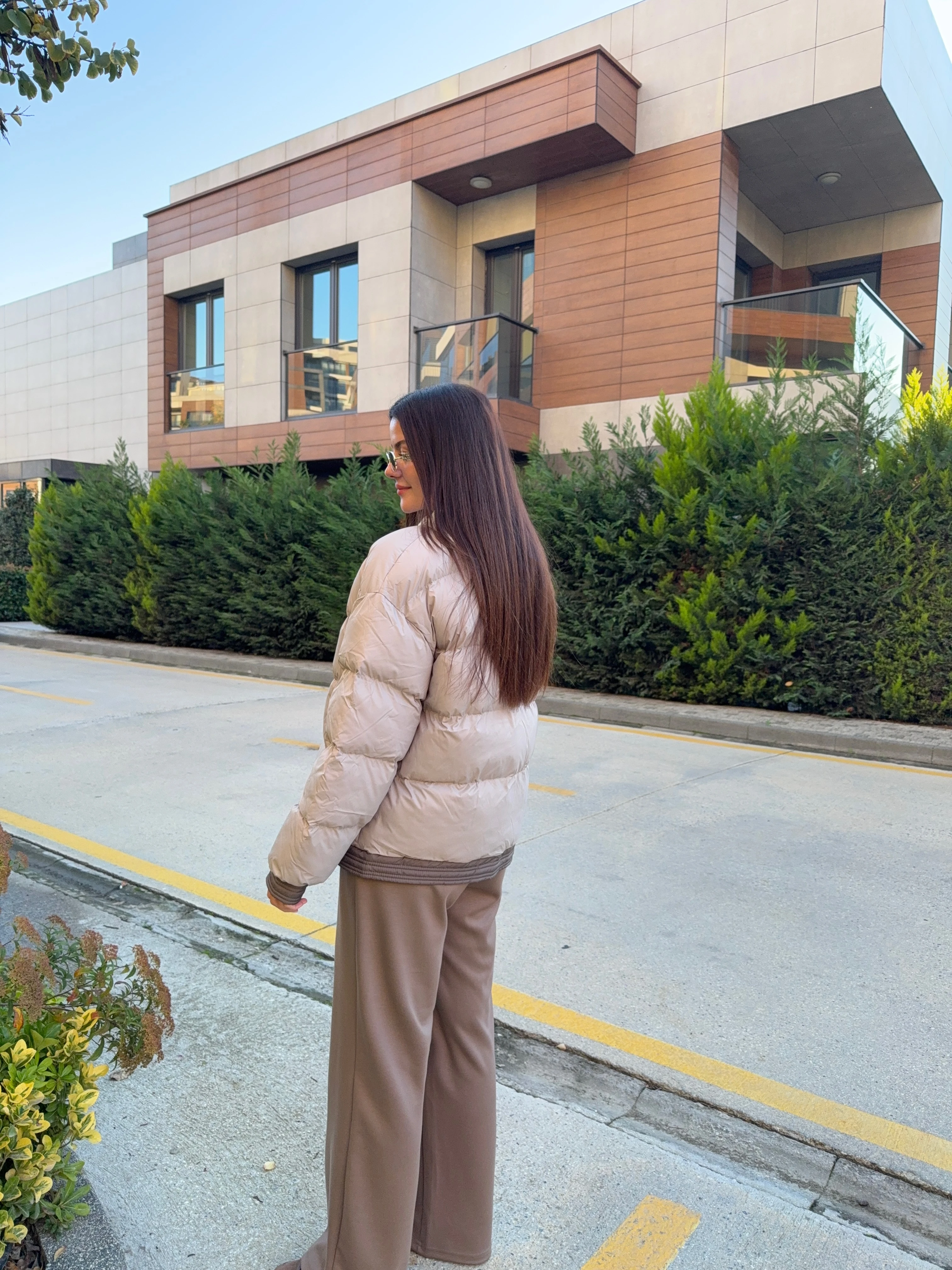 Premium Kontrast V Yaka Şişme Mont 