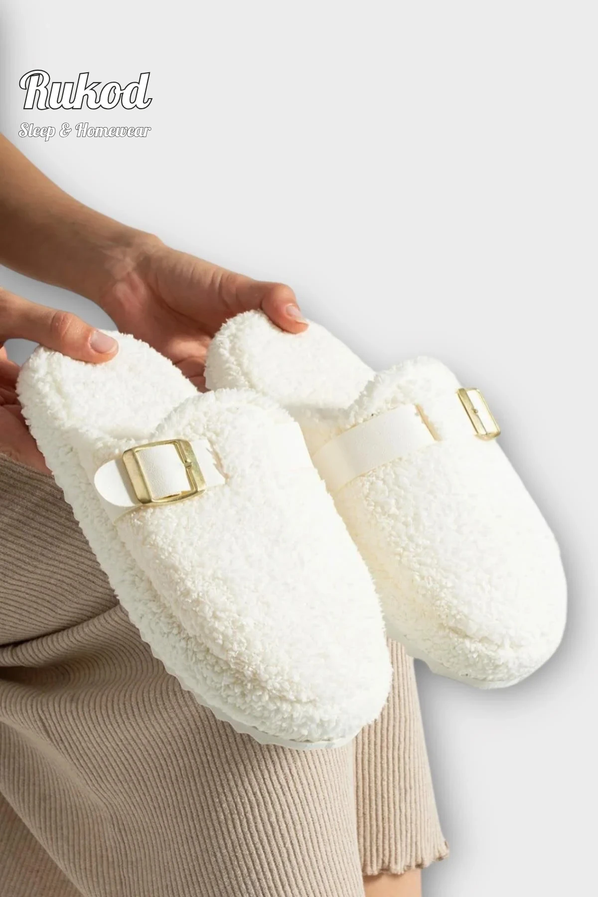 Tüylü Beyaz Pofuduk Ses Yapmaz Eva Tabanlı Tokalı Kadın Çeyiz Bohça Terliği Ev Ayakkabısı