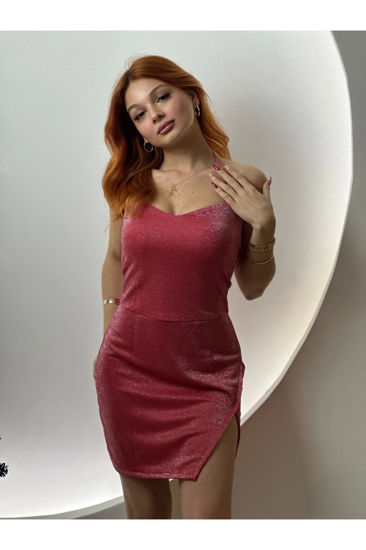 Kadın Kırmızı Simli Astarlı Boyundan Bağlamalı Yandan Yırtmaçlı Likralı Kolsuz Mini Abiye Elbise