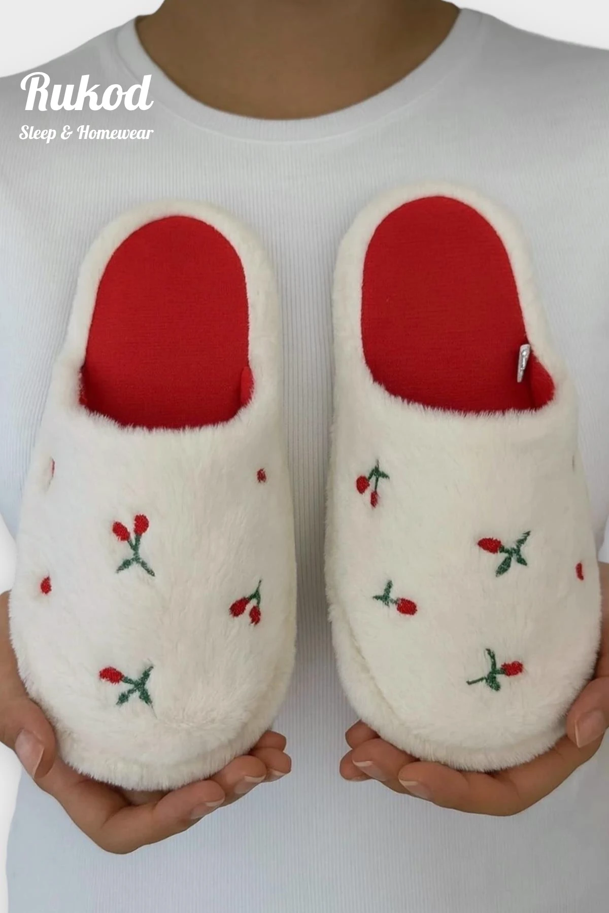 Tüylü Beyaz Kiraz Desenli Pofuduk Peluş Kışlık Ev Misafir Çeyiz Bohça Terliği Ev Ayakkabısı