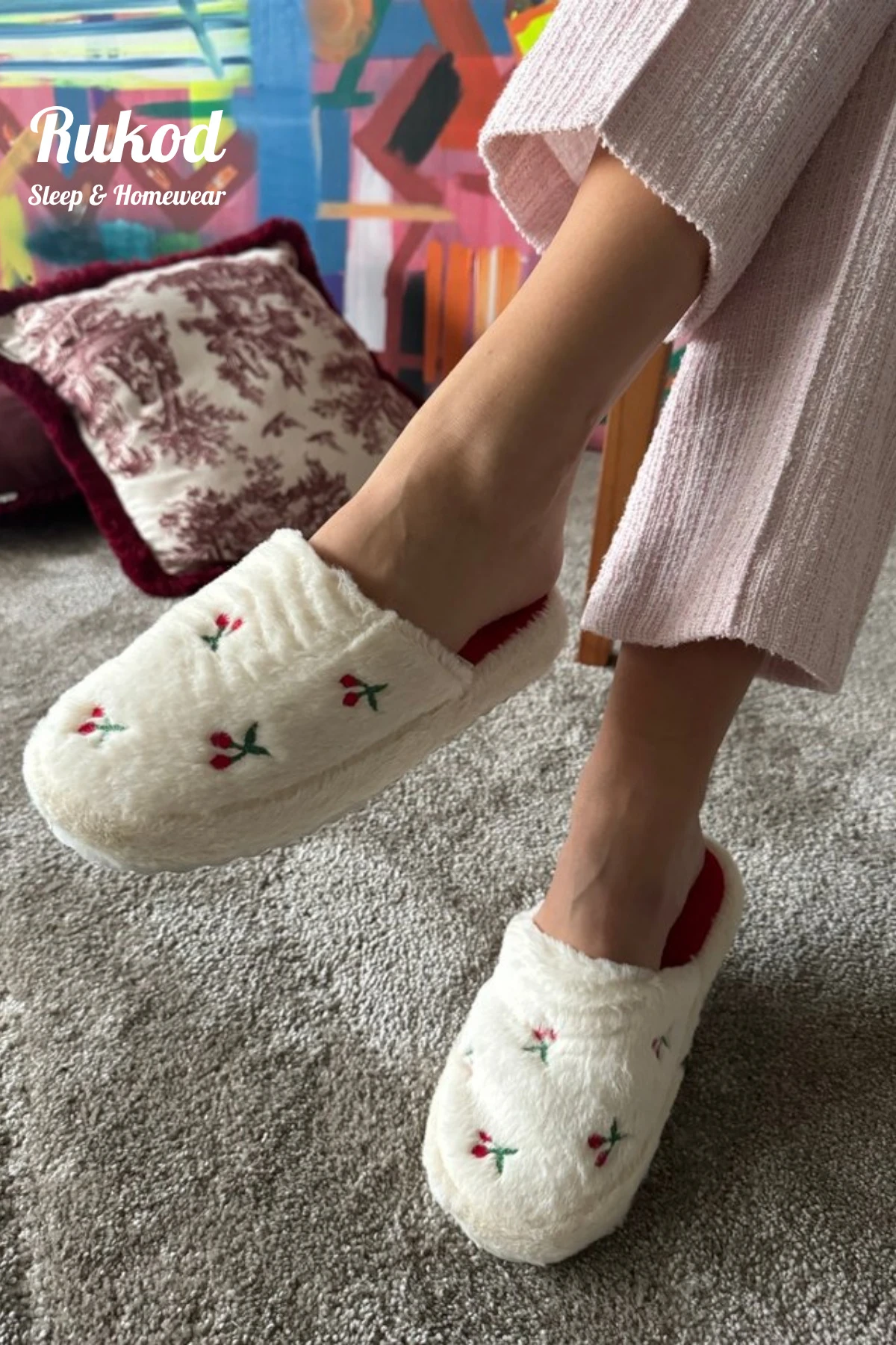 Tüylü Beyaz Kiraz Desenli Pofuduk Peluş Kışlık Ev Misafir Çeyiz Bohça Terliği Ev Ayakkabısı