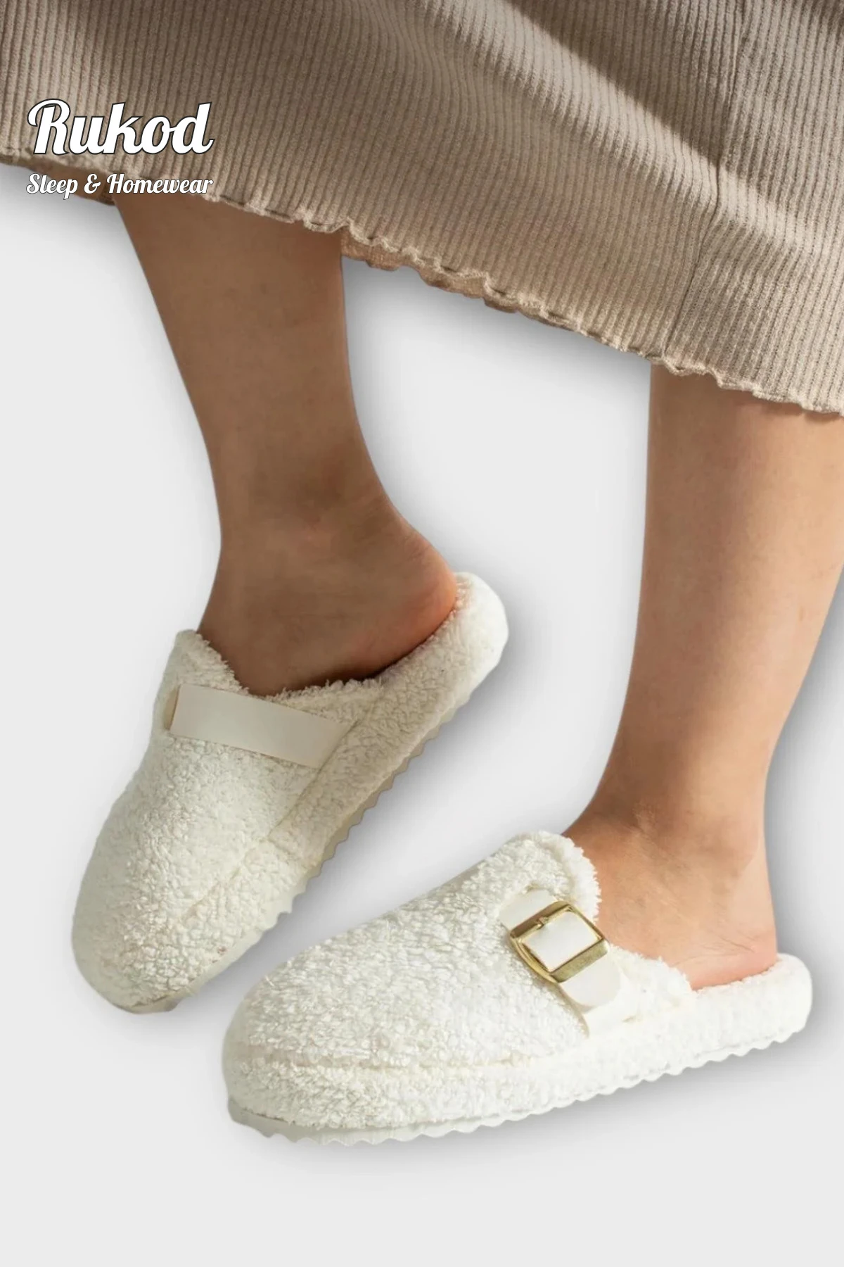 Tüylü Beyaz Pofuduk Ses Yapmaz Eva Tabanlı Tokalı Kadın Çeyiz Bohça Terliği Ev Ayakkabısı