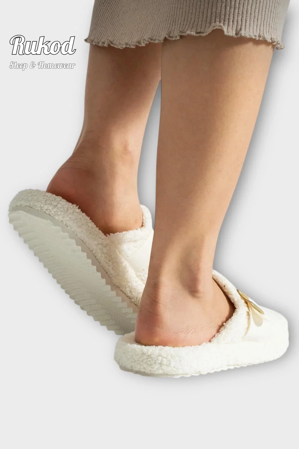 Tüylü Beyaz Pofuduk Ses Yapmaz Eva Tabanlı Tokalı Kadın Çeyiz Bohça Terliği Ev Ayakkabısı